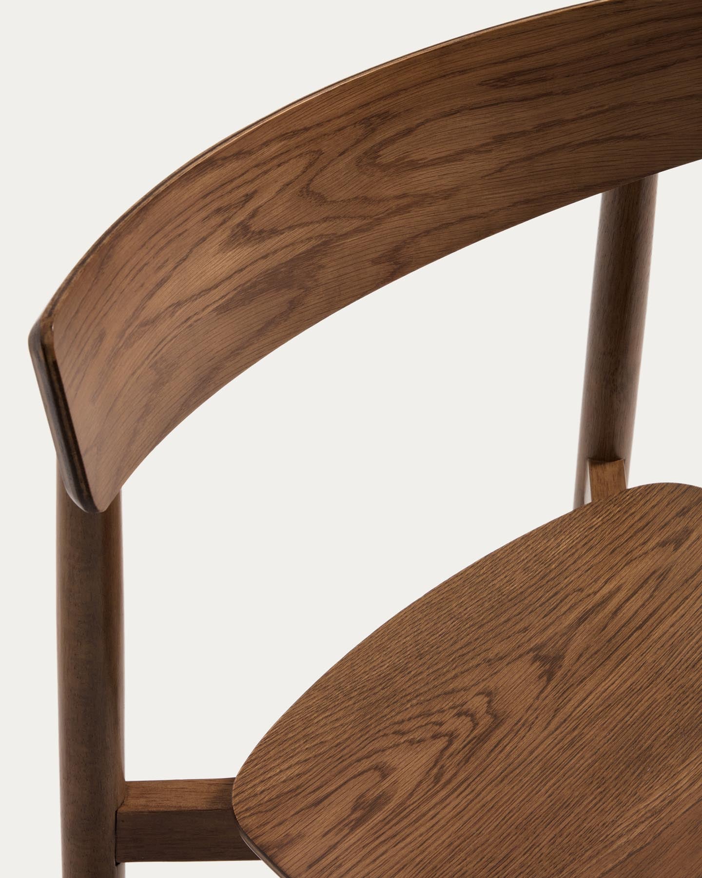 Stuhl Evera aus Eichenfurnier mit Nussbaumfinish in Braun präsentiert im Onlineshop von KAQTU Design AG. Stuhl ist von Kave Home