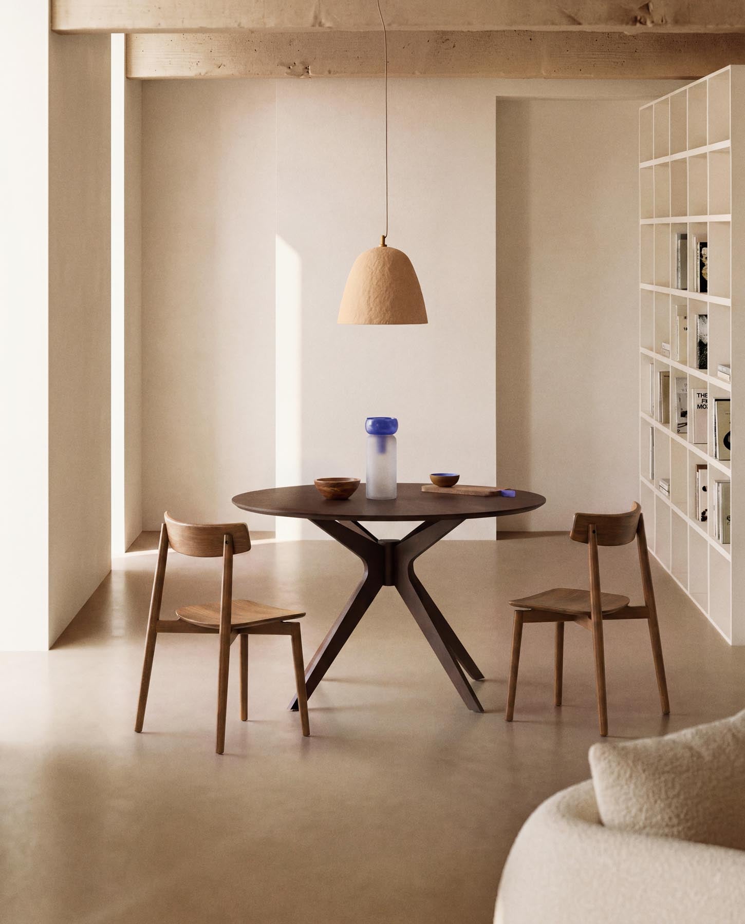 Stuhl Evera aus Eichenfurnier mit Nussbaumfinish in Braun präsentiert im Onlineshop von KAQTU Design AG. Stuhl ist von Kave Home