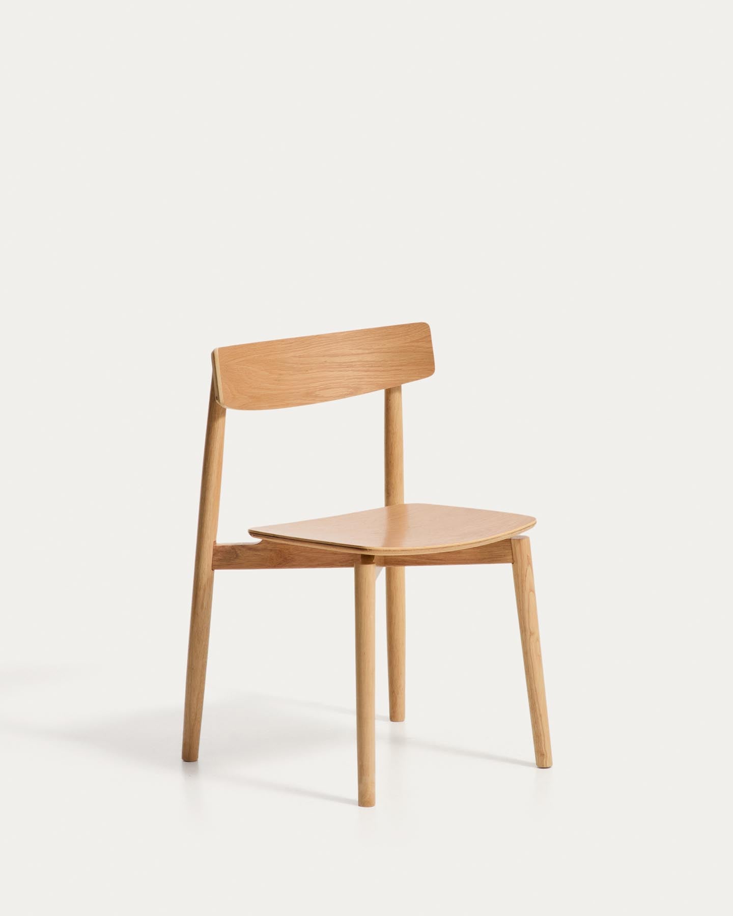 Stuhl Evera aus Eichenfurnier mit naturfarbenem Finish  in Beige präsentiert im Onlineshop von KAQTU Design AG. Stuhl ist von Kave Home