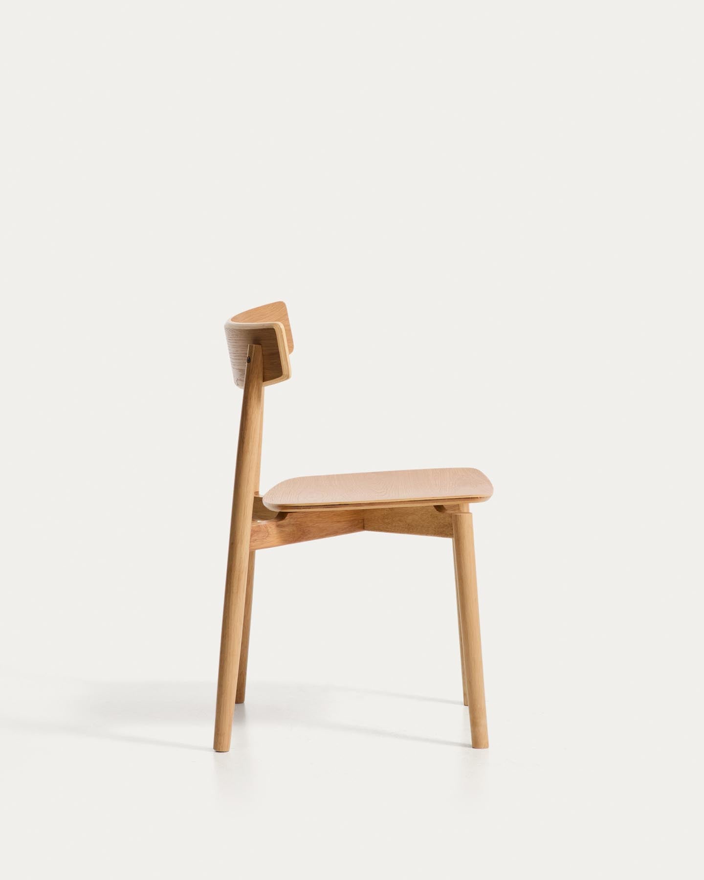 Stuhl Evera aus Eichenfurnier mit naturfarbenem Finish  in Beige präsentiert im Onlineshop von KAQTU Design AG. Stuhl ist von Kave Home