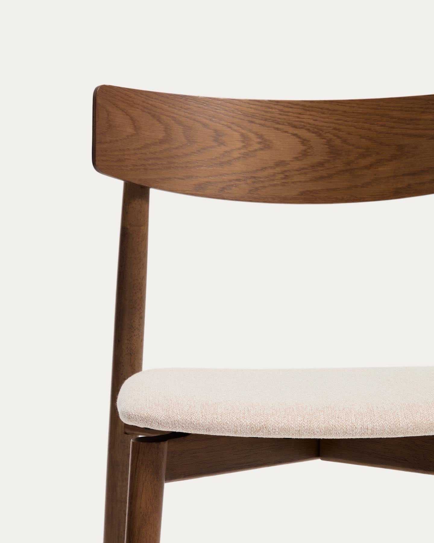 Stuhl Evera aus Eichenfurnier mit Nussbaumfinish und brauner Chenille in Braun präsentiert im Onlineshop von KAQTU Design AG. Stuhl ist von Kave Home