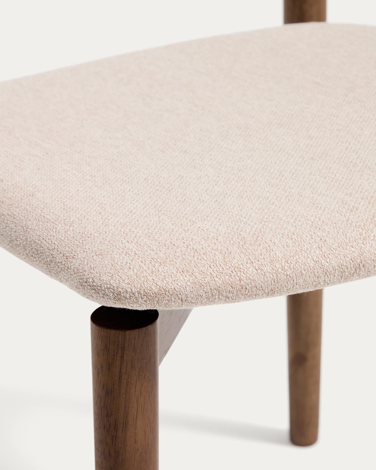 Stuhl Evera aus Eichenfurnier mit Nussbaumfinish und brauner Chenille in Braun präsentiert im Onlineshop von KAQTU Design AG. Stuhl ist von Kave Home