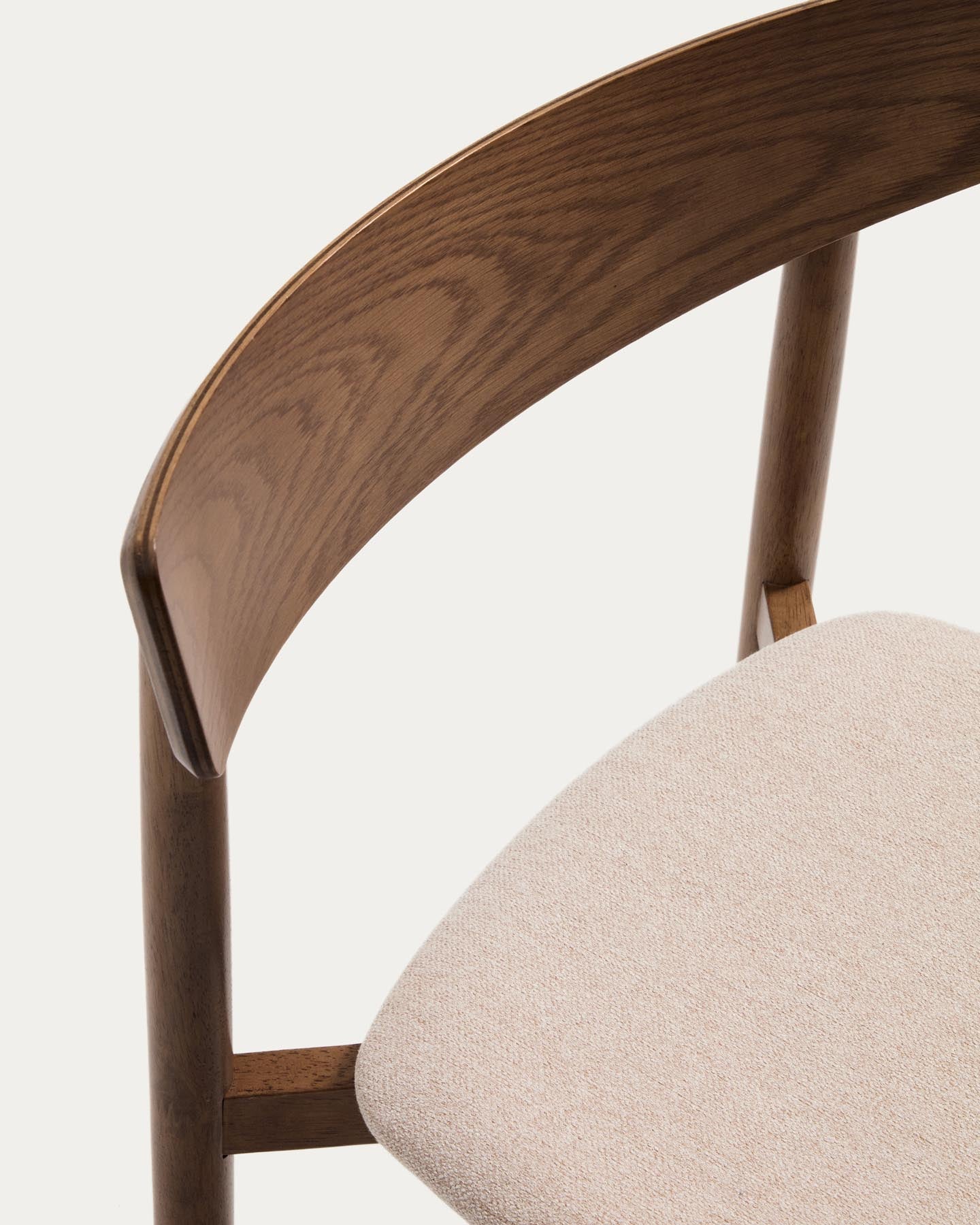 Stuhl Evera aus Eichenfurnier mit Nussbaumfinish und brauner Chenille in Braun präsentiert im Onlineshop von KAQTU Design AG. Stuhl ist von Kave Home