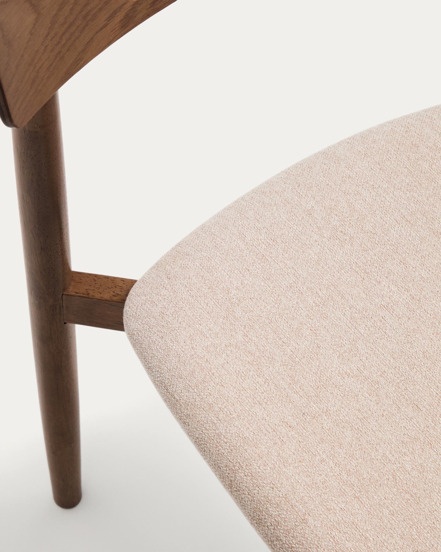 Stuhl Evera aus Eichenfurnier mit Nussbaumfinish und brauner Chenille in Braun präsentiert im Onlineshop von KAQTU Design AG. Stuhl ist von Kave Home