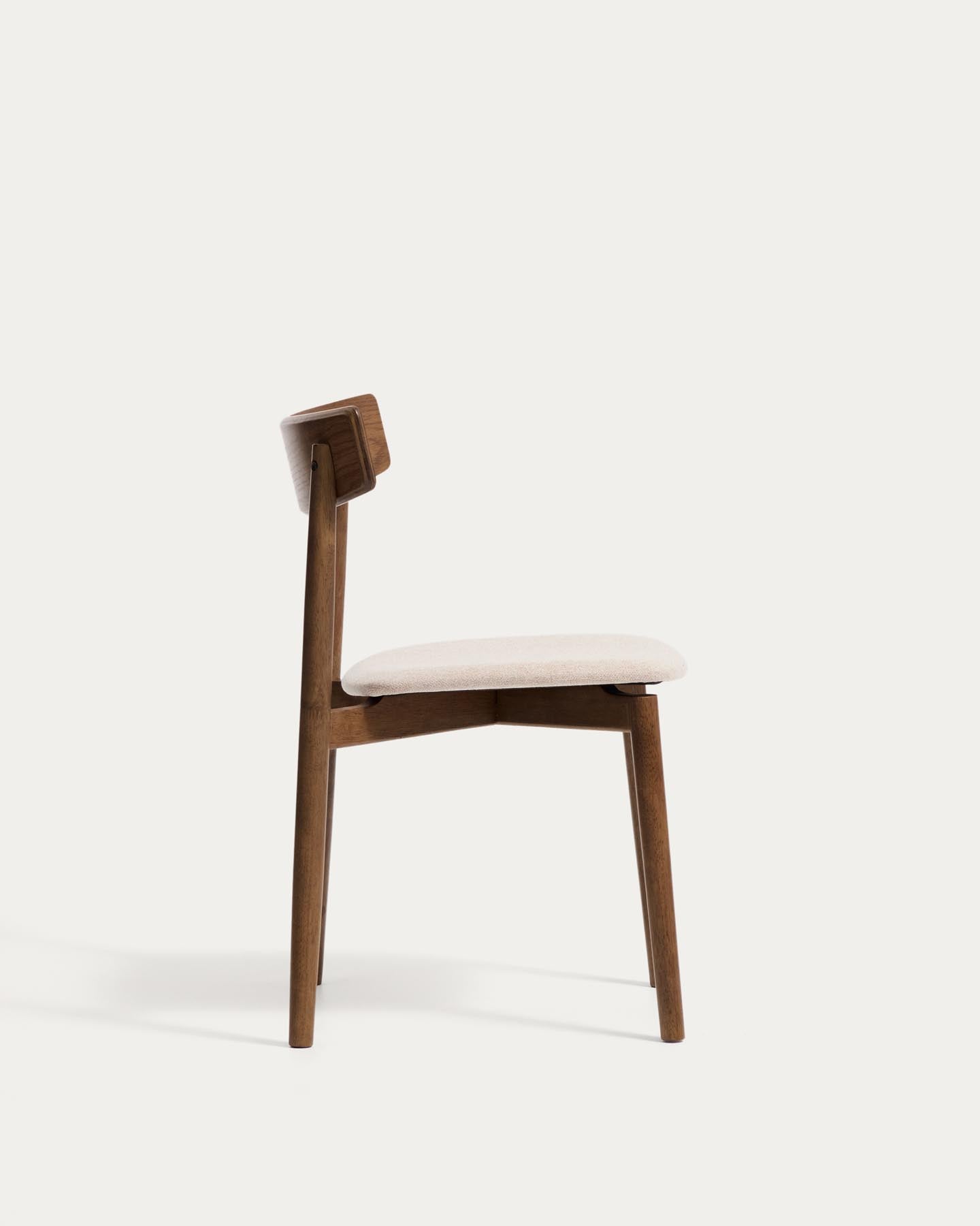 Stuhl Evera aus Eichenfurnier mit Nussbaumfinish und brauner Chenille in Braun präsentiert im Onlineshop von KAQTU Design AG. Stuhl ist von Kave Home