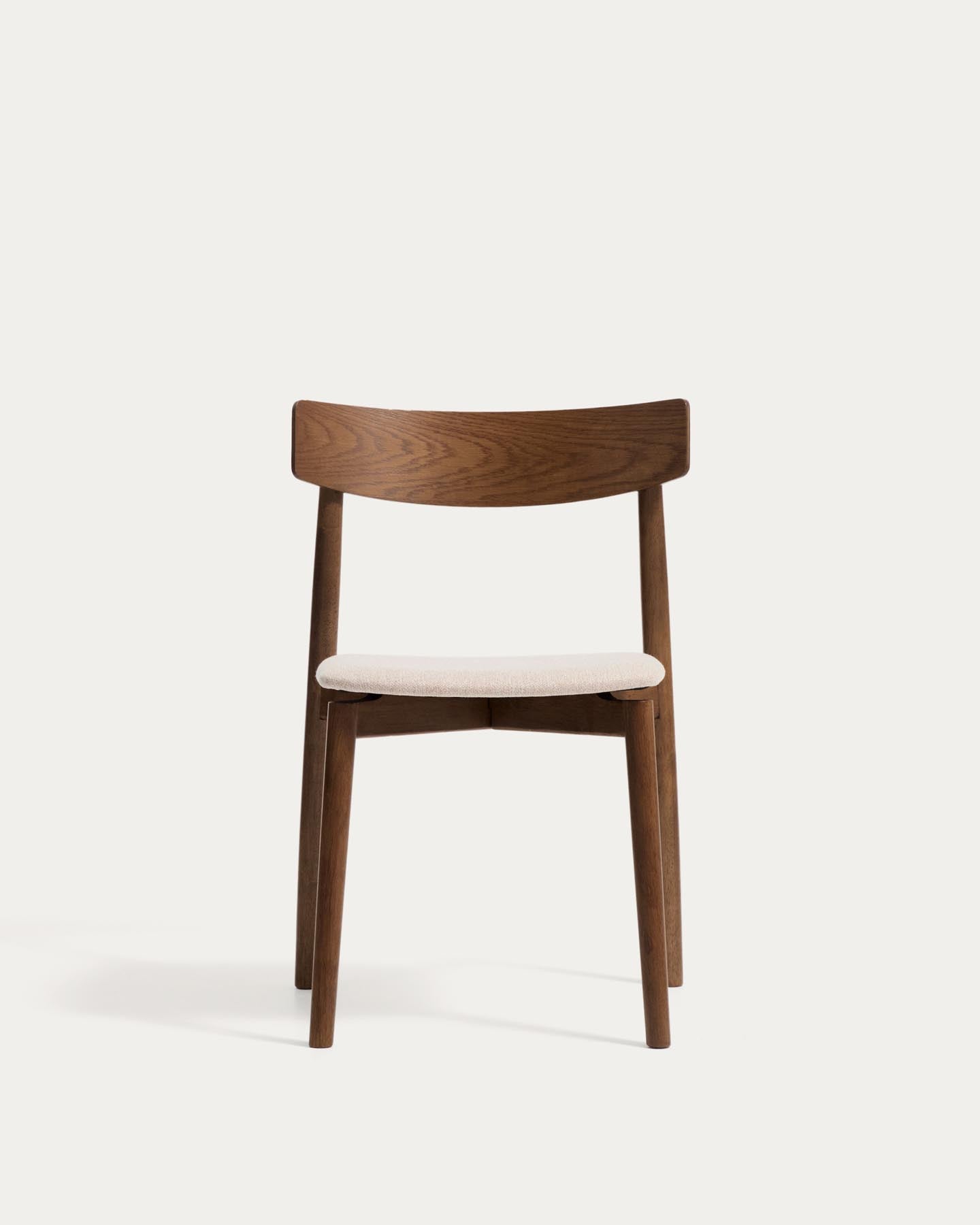 Stuhl Evera aus Eichenfurnier mit Nussbaumfinish und brauner Chenille in Braun präsentiert im Onlineshop von KAQTU Design AG. Stuhl ist von Kave Home