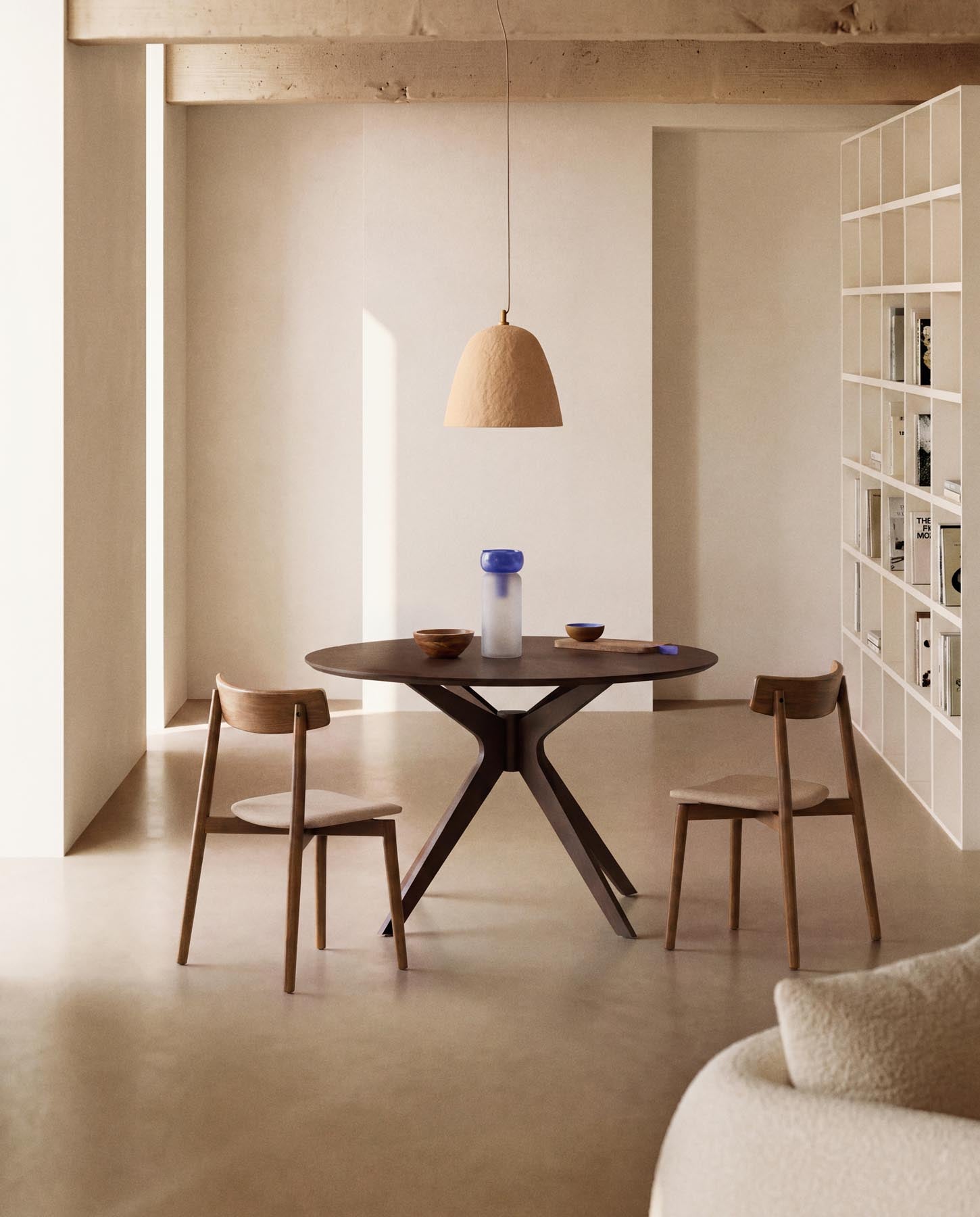 Stuhl Evera aus Eichenfurnier mit Nussbaumfinish und brauner Chenille in Braun präsentiert im Onlineshop von KAQTU Design AG. Stuhl ist von Kave Home