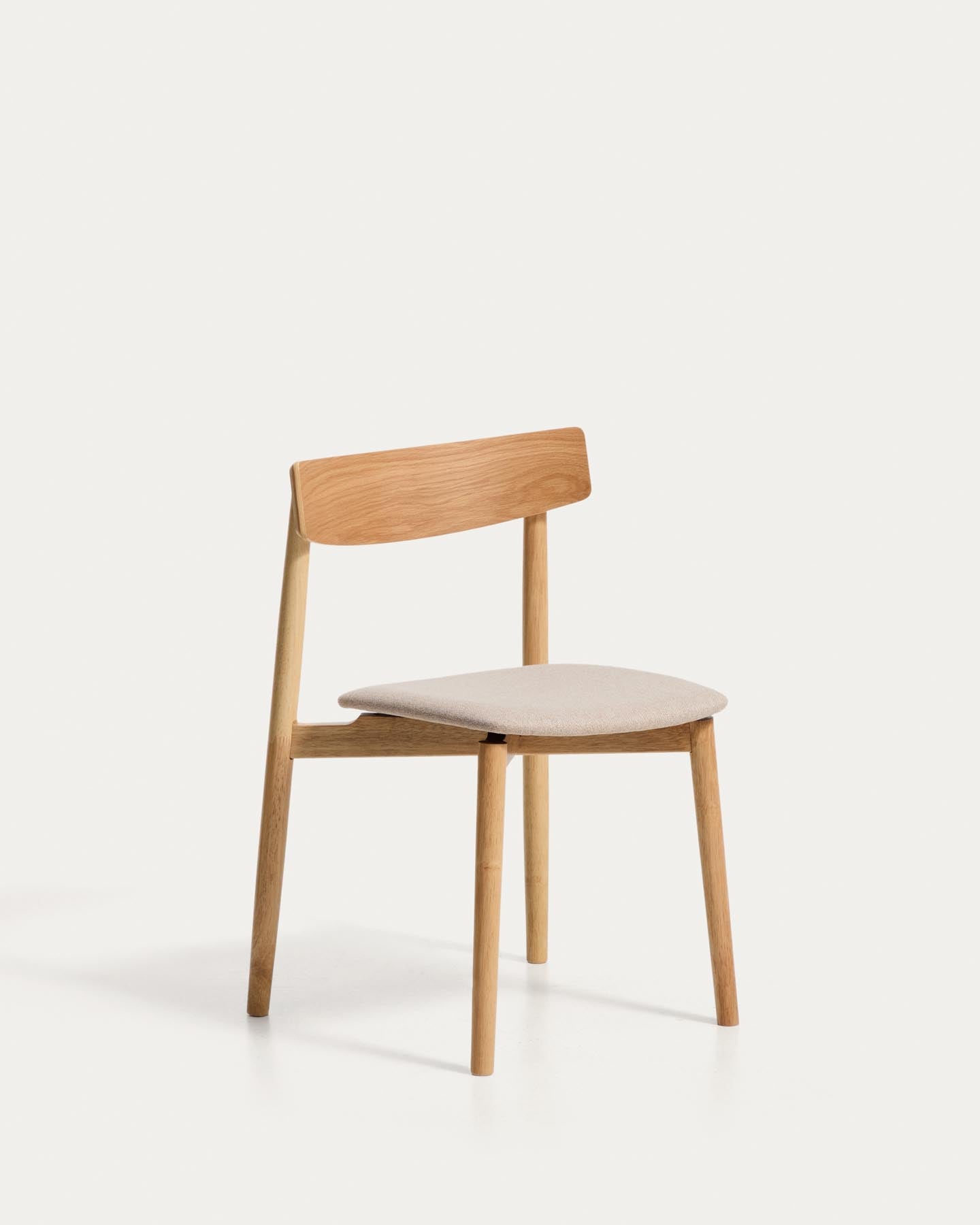 Stuhl Evera aus Eichenfurnier mit naturfarbenem Finish und beiger Chenille in Beige präsentiert im Onlineshop von KAQTU Design AG. Stuhl ist von Kave Home