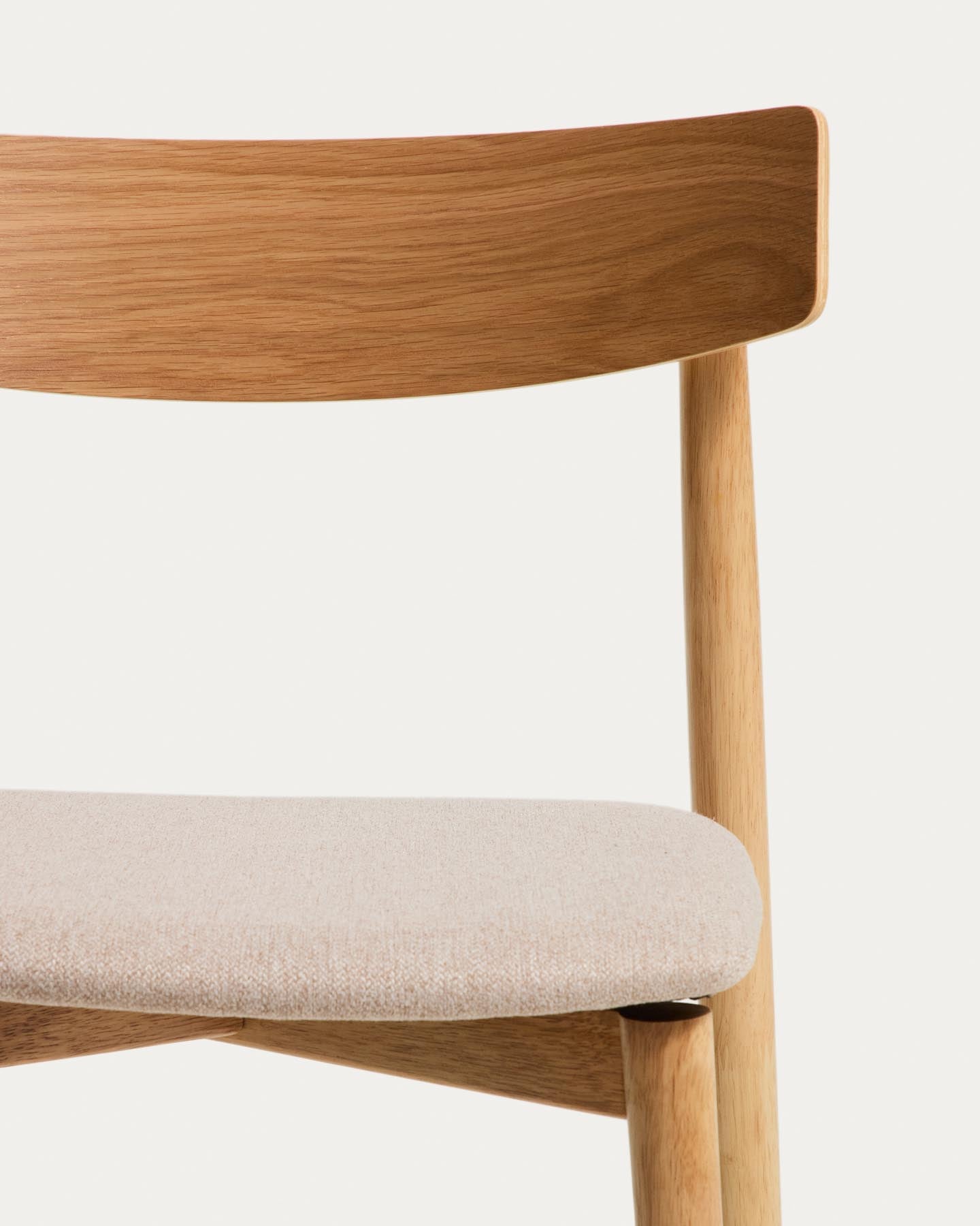 Stuhl Evera aus Eichenfurnier mit naturfarbenem Finish und beiger Chenille in Beige präsentiert im Onlineshop von KAQTU Design AG. Stuhl ist von Kave Home