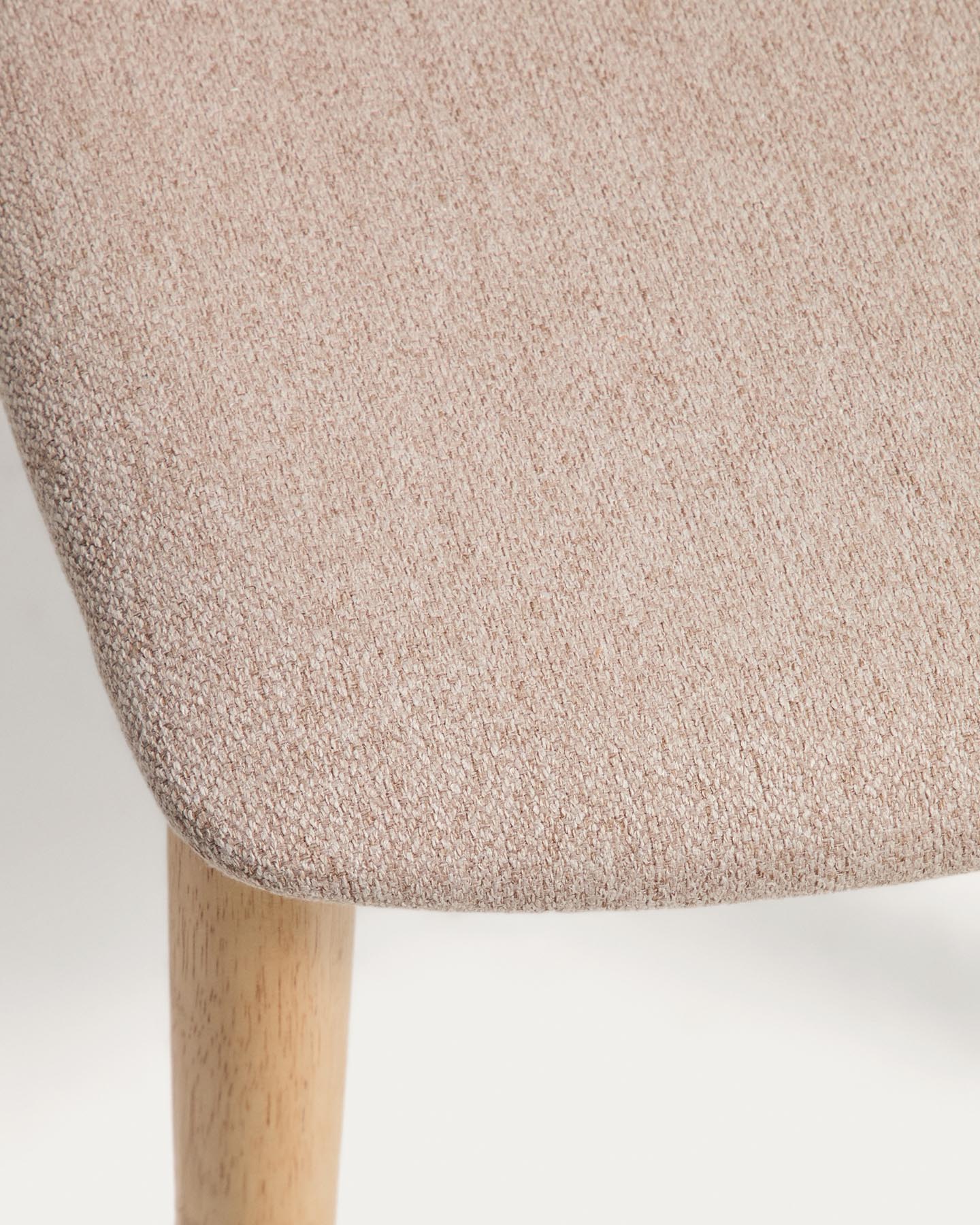 Stuhl Evera aus Eichenfurnier mit naturfarbenem Finish und beiger Chenille in Beige präsentiert im Onlineshop von KAQTU Design AG. Stuhl ist von Kave Home