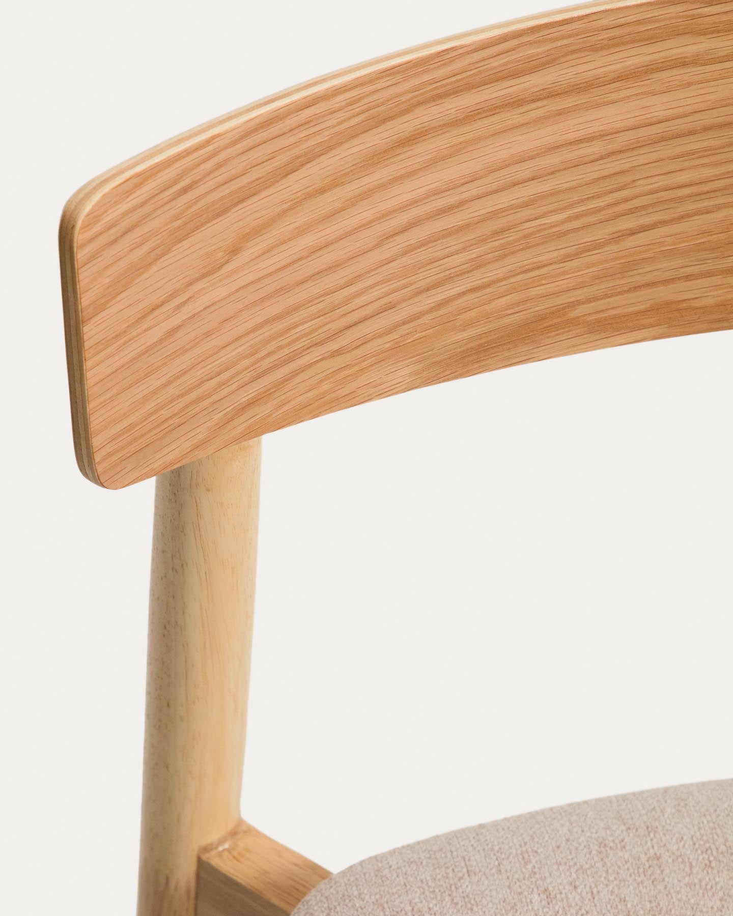 Stuhl Evera aus Eichenfurnier mit naturfarbenem Finish und beiger Chenille in Beige präsentiert im Onlineshop von KAQTU Design AG. Stuhl ist von Kave Home