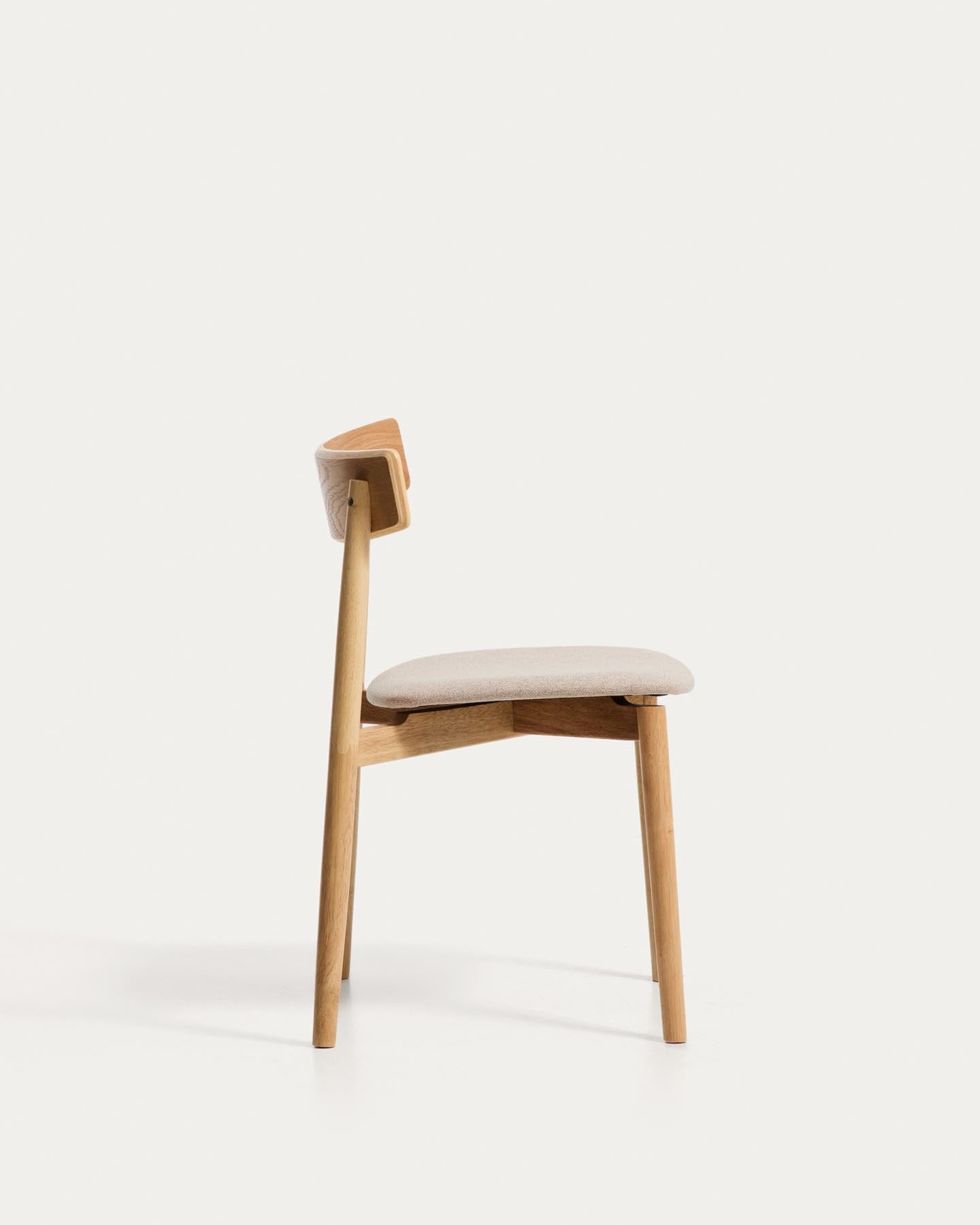 Stuhl Evera aus Eichenfurnier mit naturfarbenem Finish und beiger Chenille in Beige präsentiert im Onlineshop von KAQTU Design AG. Stuhl ist von Kave Home