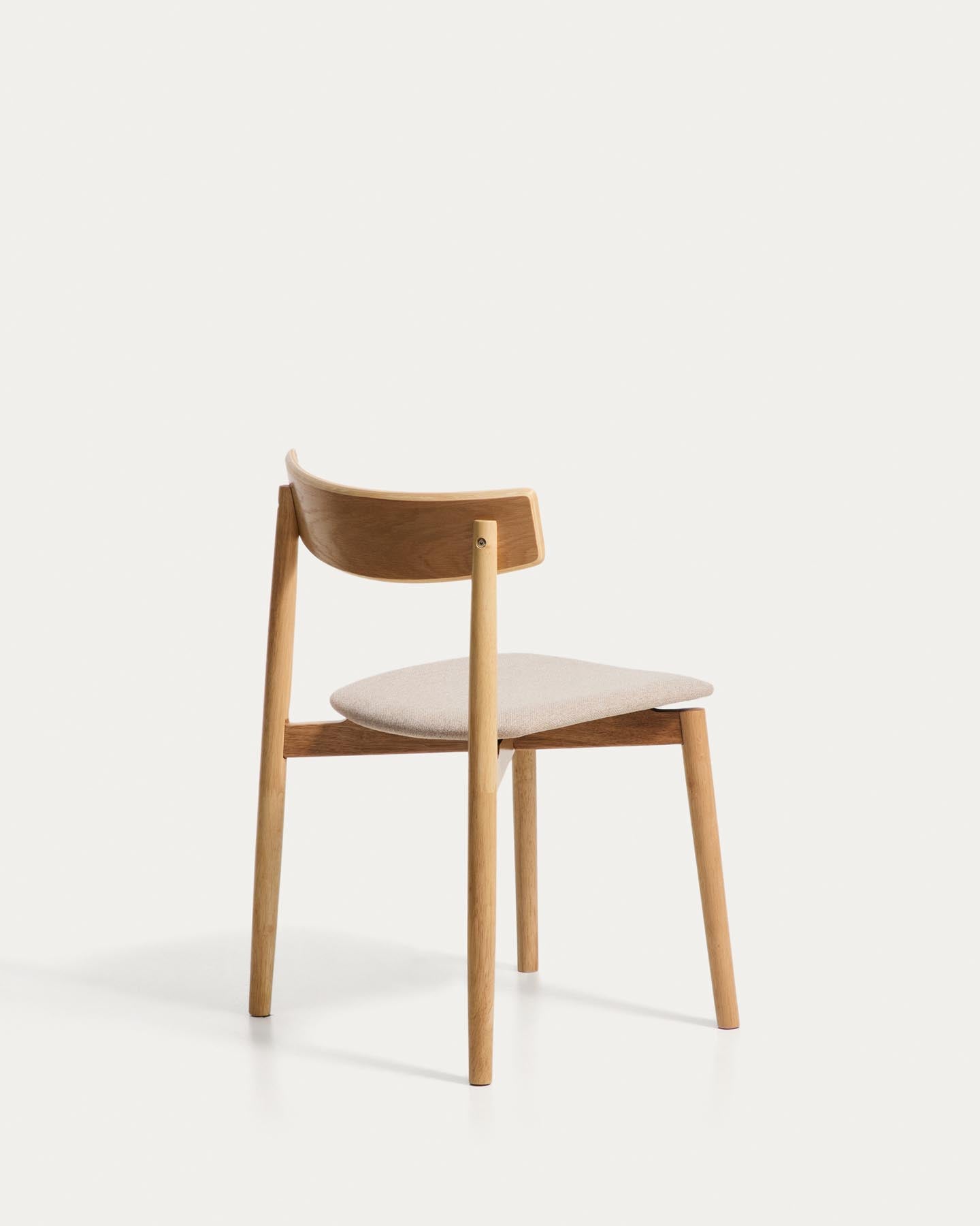 Stuhl Evera aus Eichenfurnier mit naturfarbenem Finish und beiger Chenille in Beige präsentiert im Onlineshop von KAQTU Design AG. Stuhl ist von Kave Home
