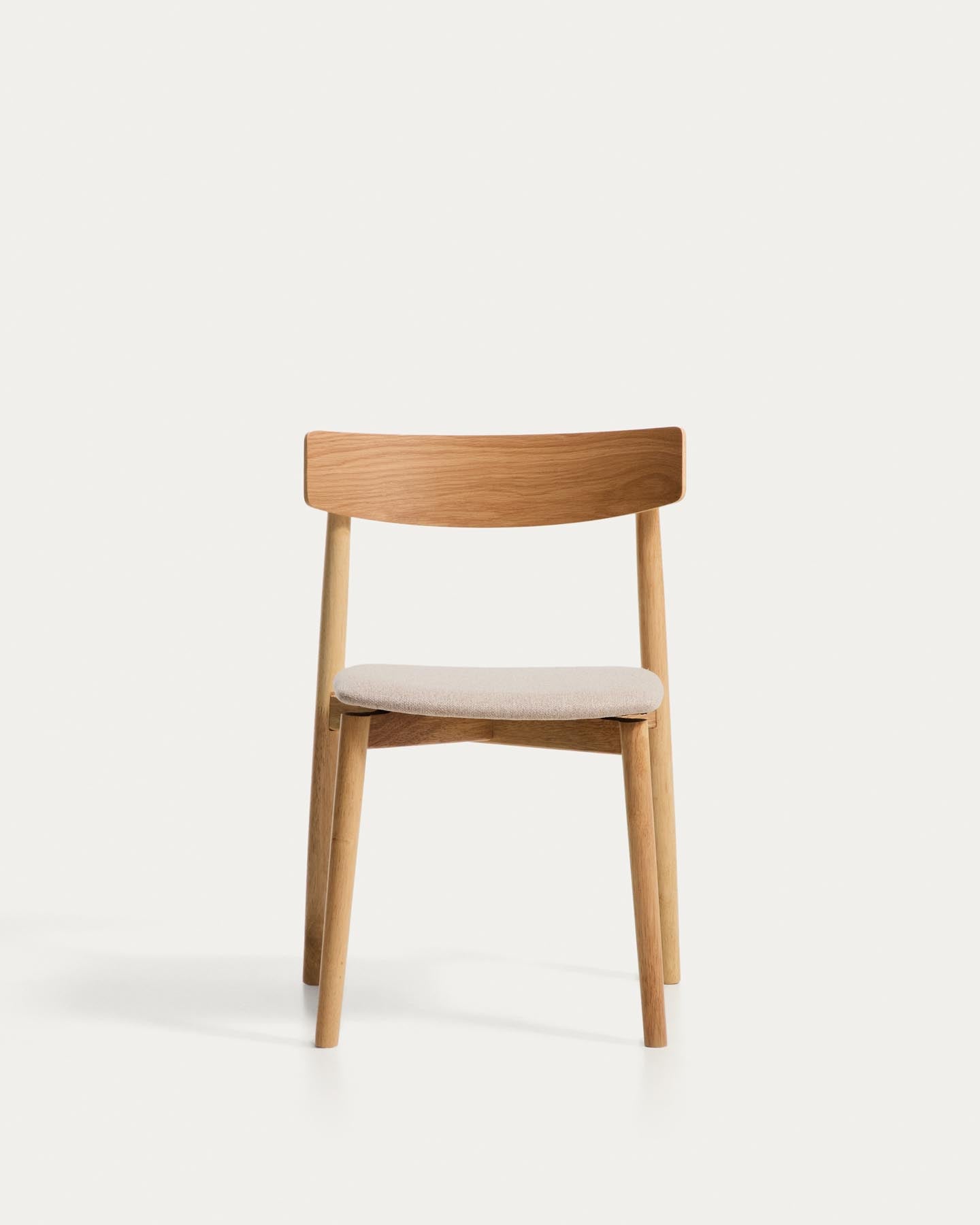 Stuhl Evera aus Eichenfurnier mit naturfarbenem Finish und beiger Chenille in Beige präsentiert im Onlineshop von KAQTU Design AG. Stuhl ist von Kave Home