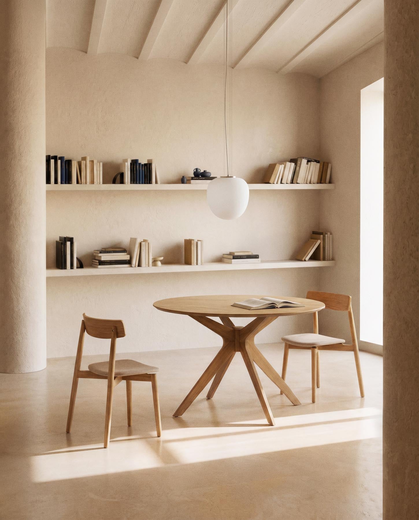 Stuhl Evera aus Eichenfurnier mit naturfarbenem Finish und beiger Chenille in Beige präsentiert im Onlineshop von KAQTU Design AG. Stuhl ist von Kave Home