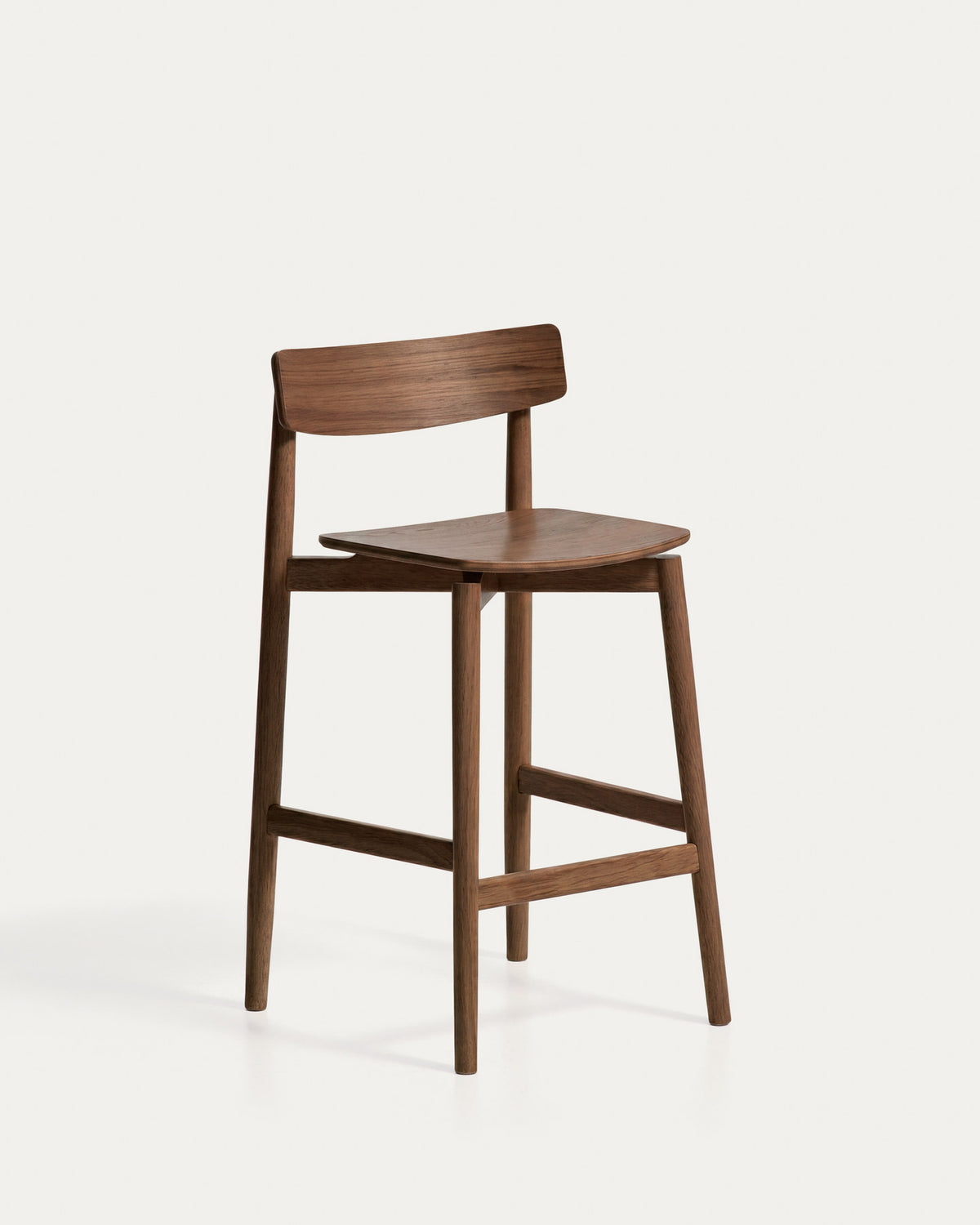 Hocker Evera mit Rückenlehne aus Eichenfurnier mit Nussbaumfinish, 65 cm in Braun präsentiert im Onlineshop von KAQTU Design AG. Barhocker ist von Kave Home
