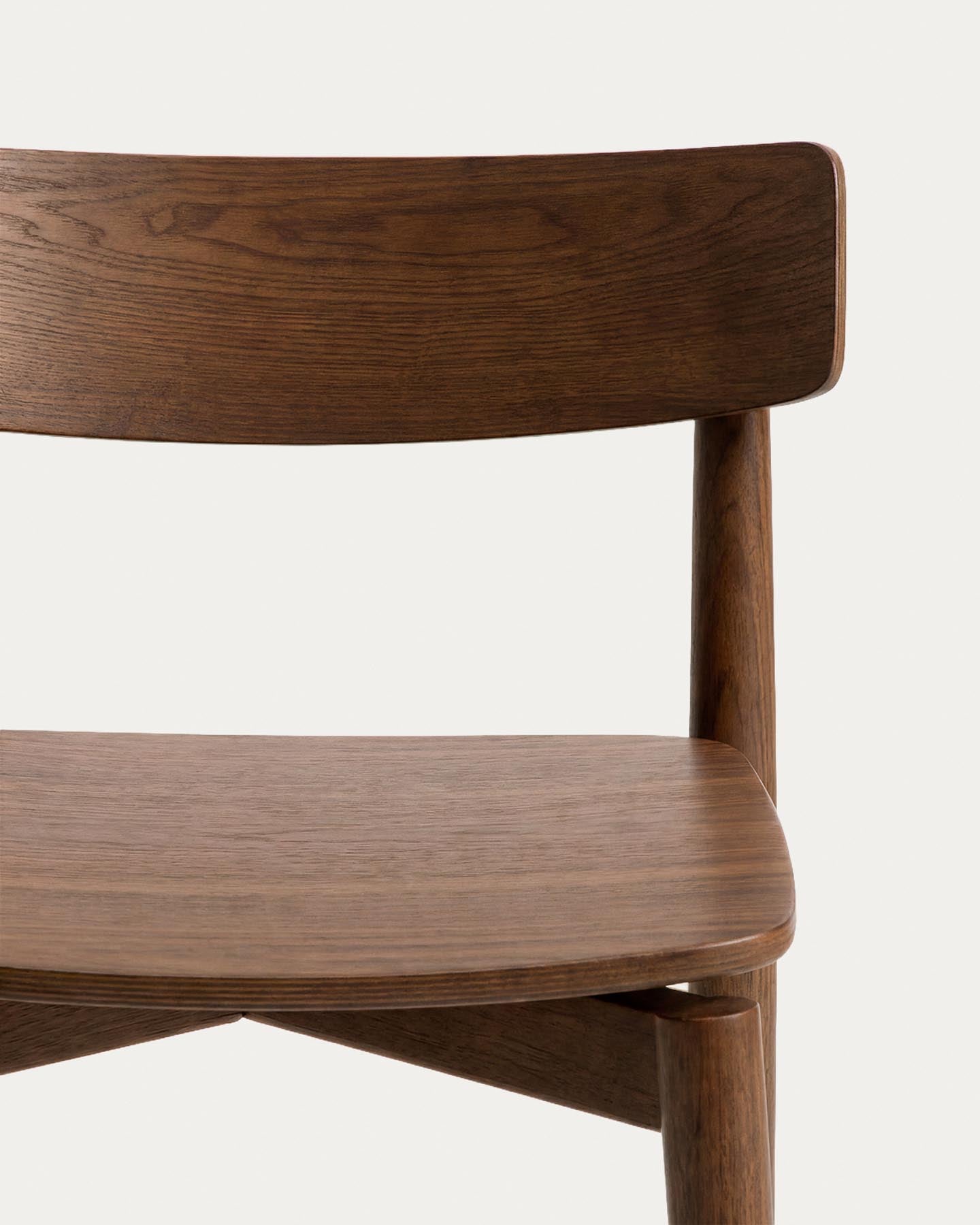 Hocker Evera mit Rückenlehne aus Eichenfurnier mit Nussbaumfinish, 65 cm in Braun präsentiert im Onlineshop von KAQTU Design AG. Barhocker ist von Kave Home