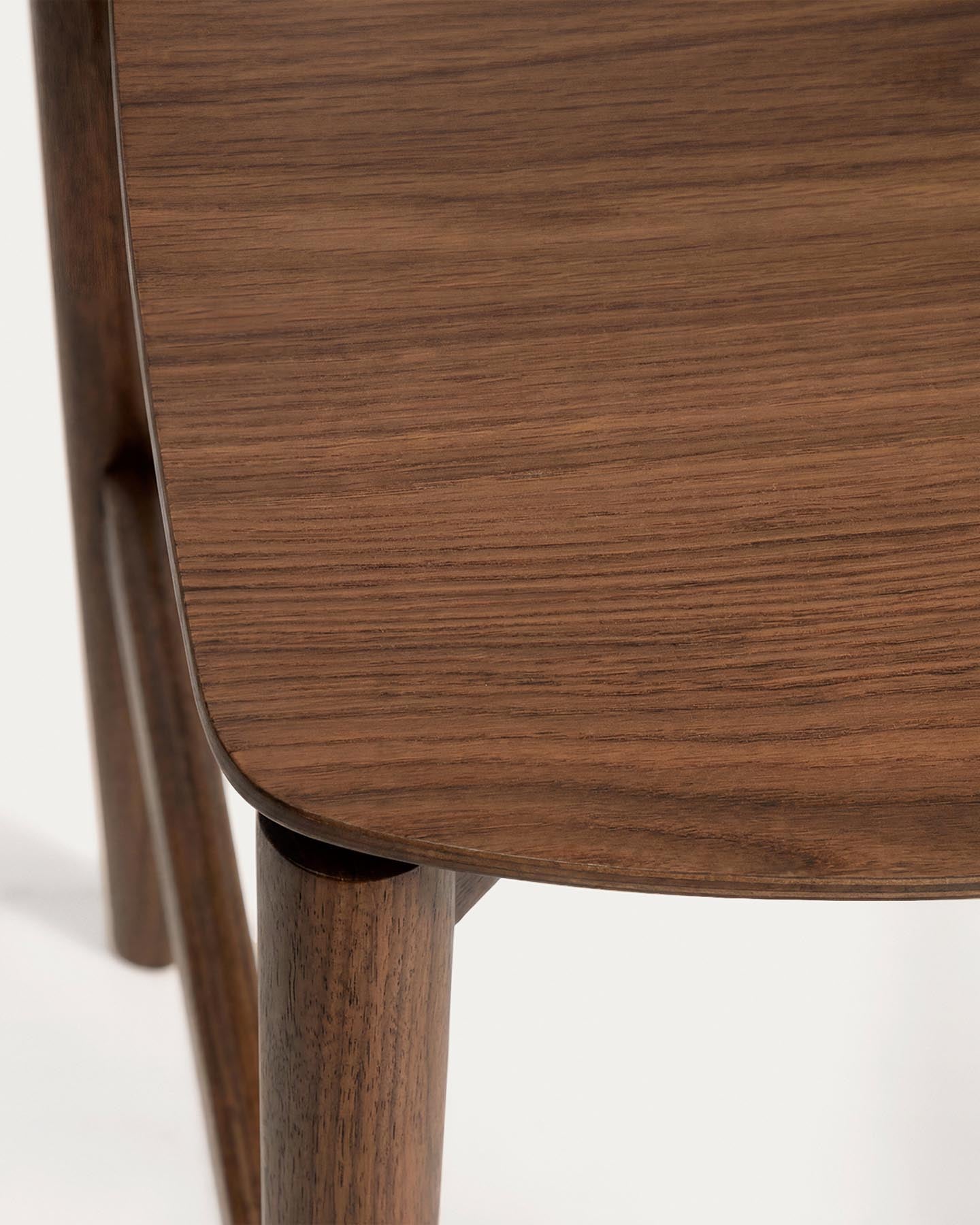 Hocker Evera mit Rückenlehne aus Eichenfurnier mit Nussbaumfinish, 65 cm in Braun präsentiert im Onlineshop von KAQTU Design AG. Barhocker ist von Kave Home