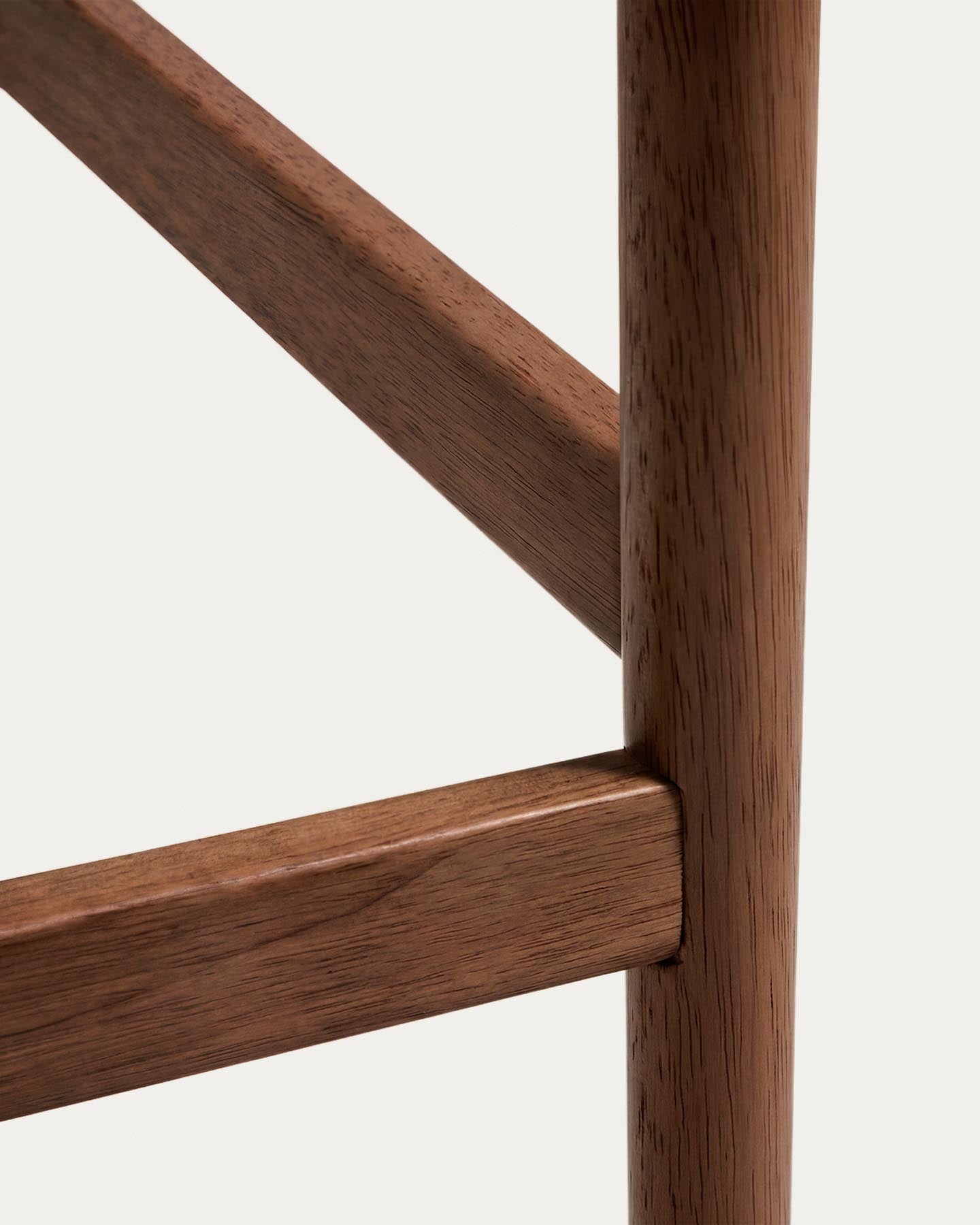 Hocker Evera mit Rückenlehne aus Eichenfurnier mit Nussbaumfinish, 65 cm in Braun präsentiert im Onlineshop von KAQTU Design AG. Barhocker ist von Kave Home