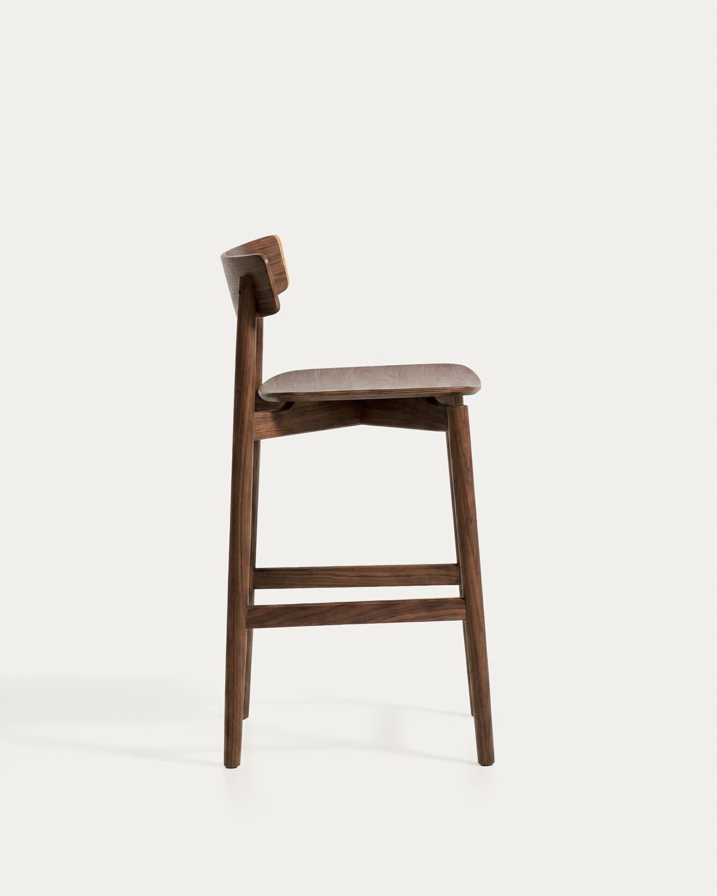 Hocker Evera mit Rückenlehne aus Eichenfurnier mit Nussbaumfinish, 65 cm in Braun präsentiert im Onlineshop von KAQTU Design AG. Barhocker ist von Kave Home