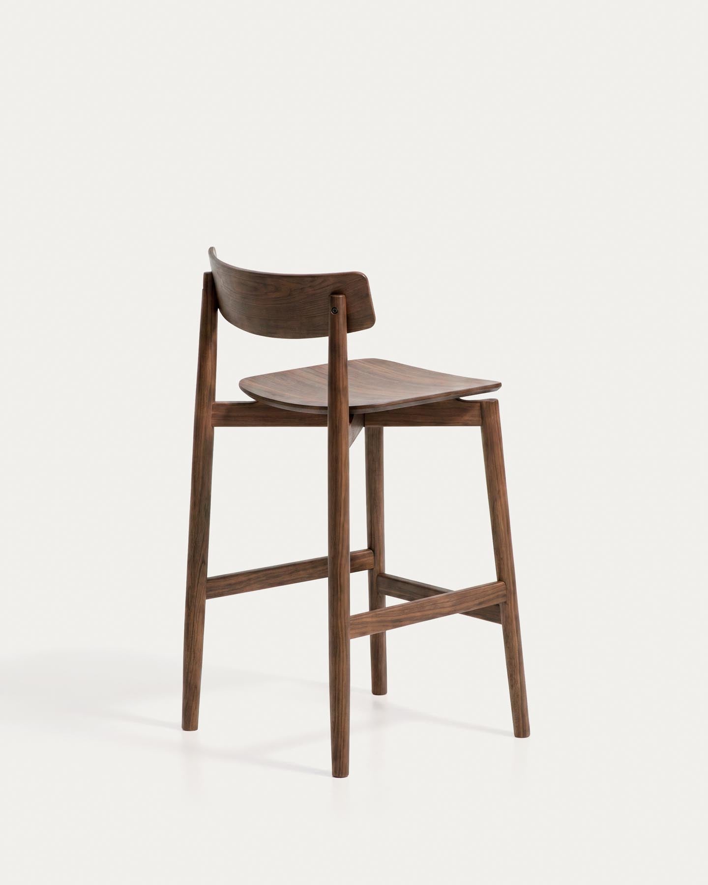 Hocker Evera mit Rückenlehne aus Eichenfurnier mit Nussbaumfinish, 65 cm in Braun präsentiert im Onlineshop von KAQTU Design AG. Barhocker ist von Kave Home