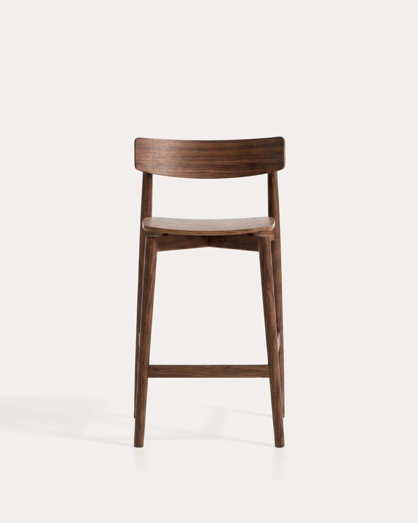 Hocker Evera mit Rückenlehne aus Eichenfurnier mit Nussbaumfinish, 65 cm in Braun präsentiert im Onlineshop von KAQTU Design AG. Barhocker ist von Kave Home