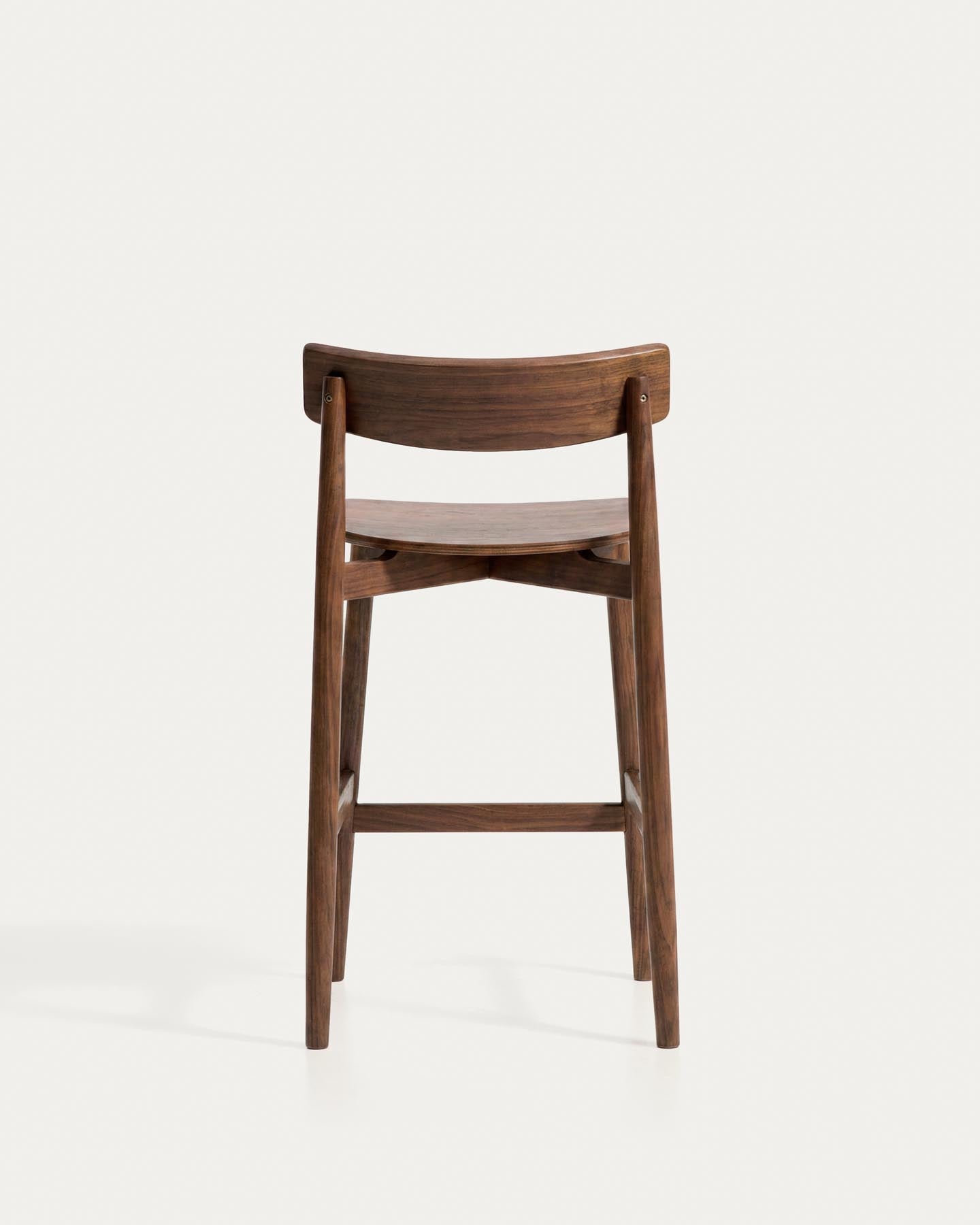 Hocker Evera mit Rückenlehne aus Eichenfurnier mit Nussbaumfinish, 65 cm in Braun präsentiert im Onlineshop von KAQTU Design AG. Barhocker ist von Kave Home