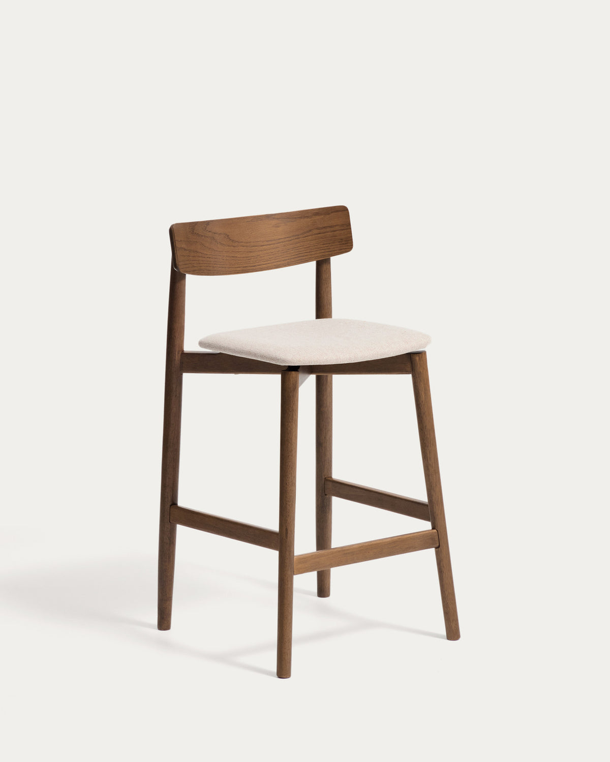Hocker Evera mit Rückenlehne aus Eichenfurnier mit Nussbaumfinish und brauner Chenille, 65 cm in Braun präsentiert im Onlineshop von KAQTU Design AG. Barhocker ist von Kave Home