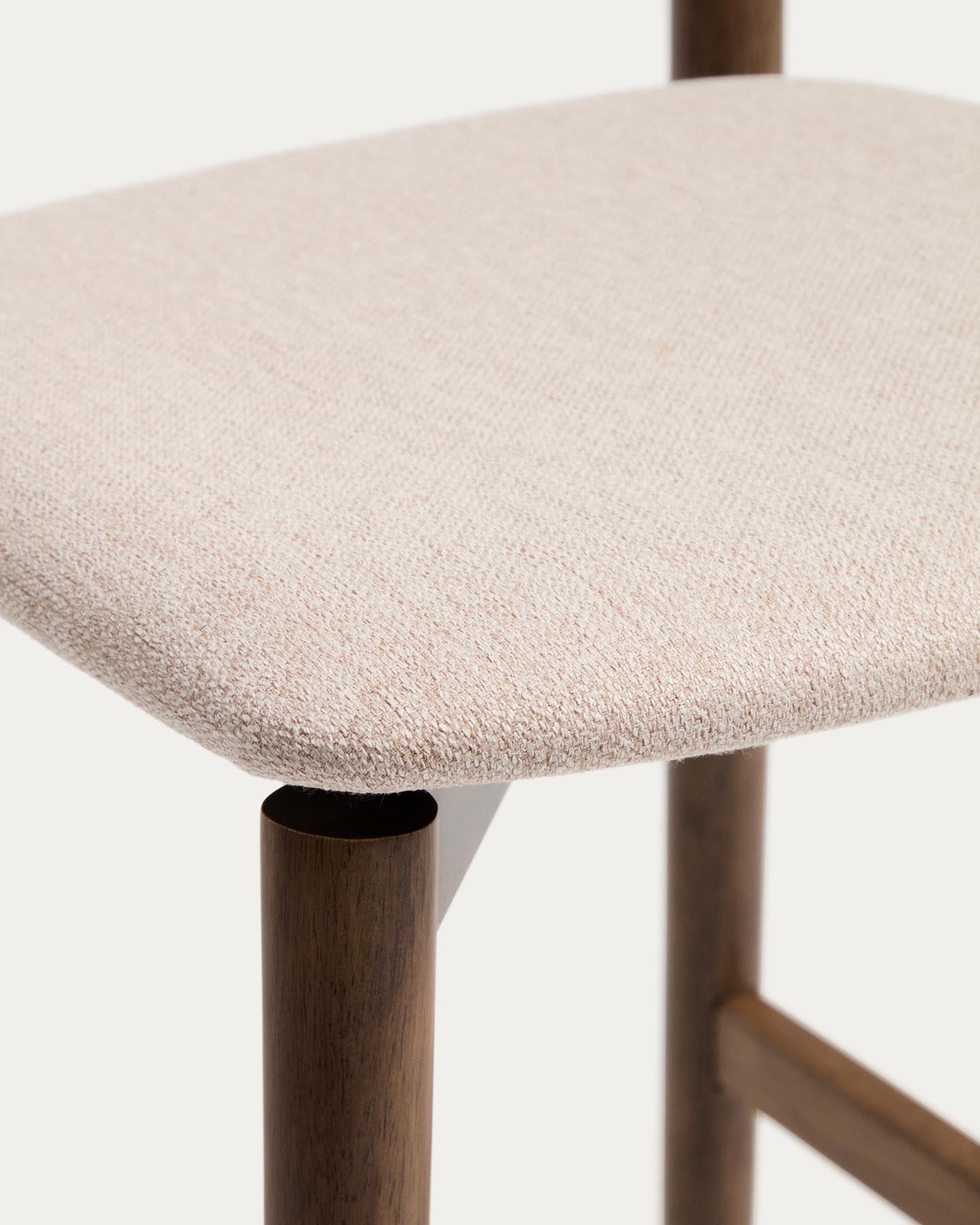 Hocker Evera mit Rückenlehne aus Eichenfurnier mit Nussbaumfinish und brauner Chenille, 65 cm in Braun präsentiert im Onlineshop von KAQTU Design AG. Barhocker ist von Kave Home
