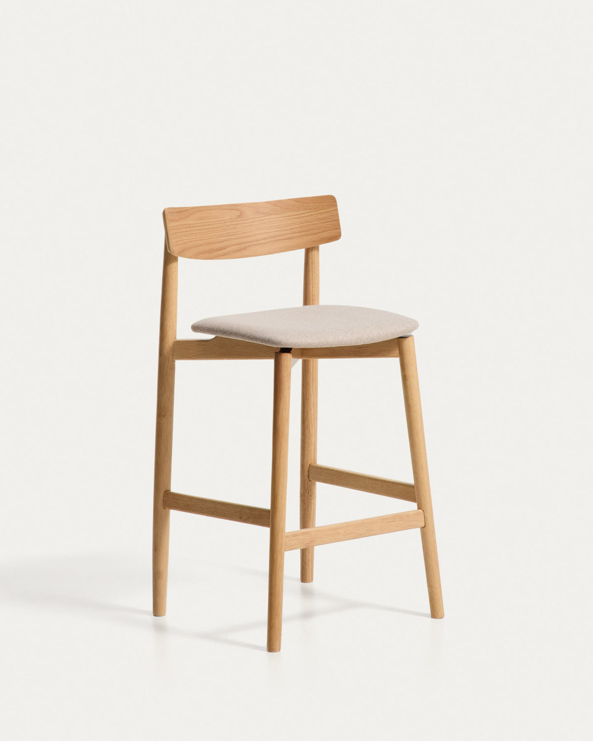Hocker Evera mit Rückenlehne aus Eichenfurnier mit naturfarbenem Finish und beiger Chenille, 65 cm in Braun präsentiert im Onlineshop von KAQTU Design AG. Barhocker ist von Kave Home