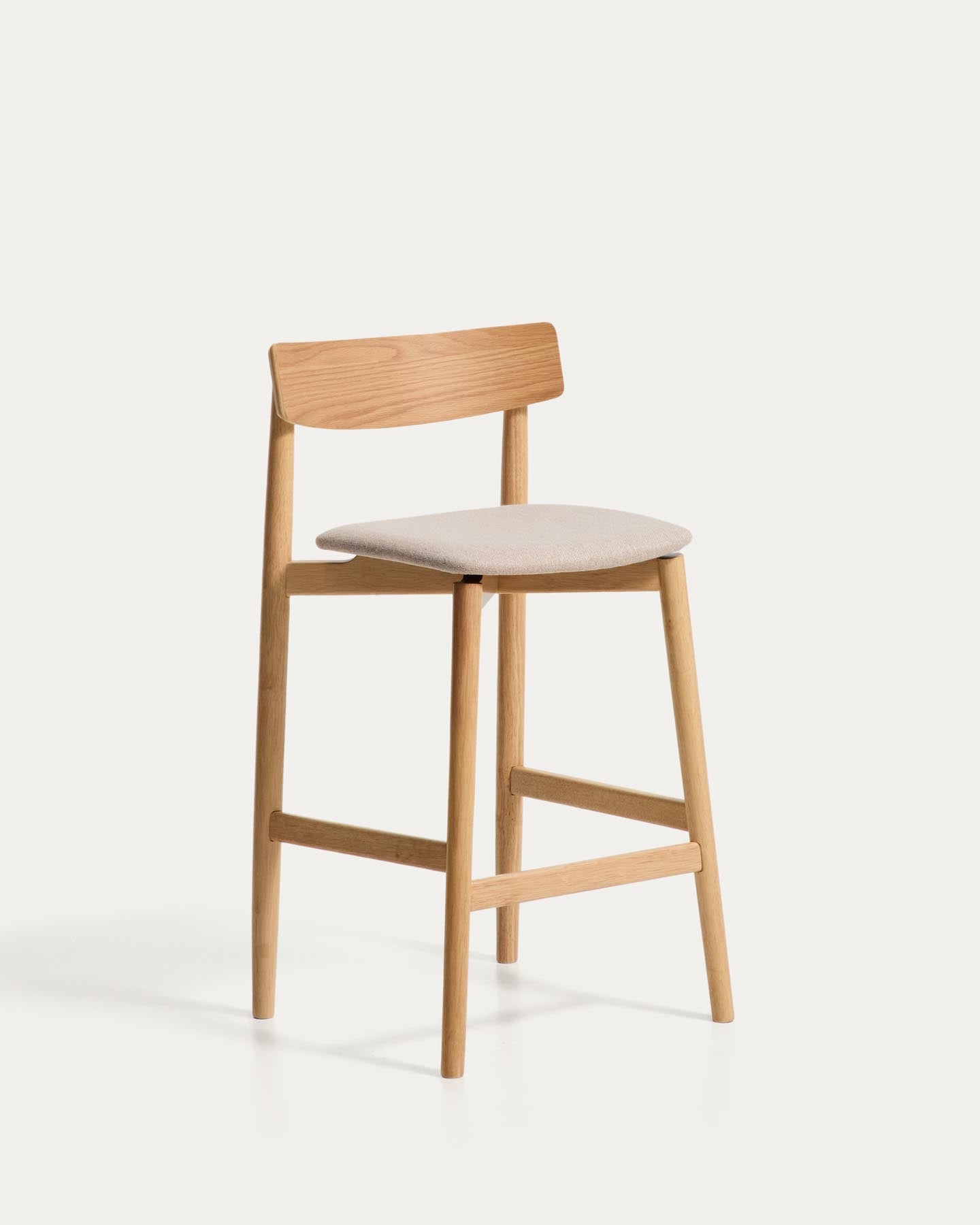 Hocker Evera mit Rückenlehne aus Eichenfurnier mit naturfarbenem Finish und beiger Chenille, 65 cm in Braun präsentiert im Onlineshop von KAQTU Design AG. Barhocker ist von Kave Home