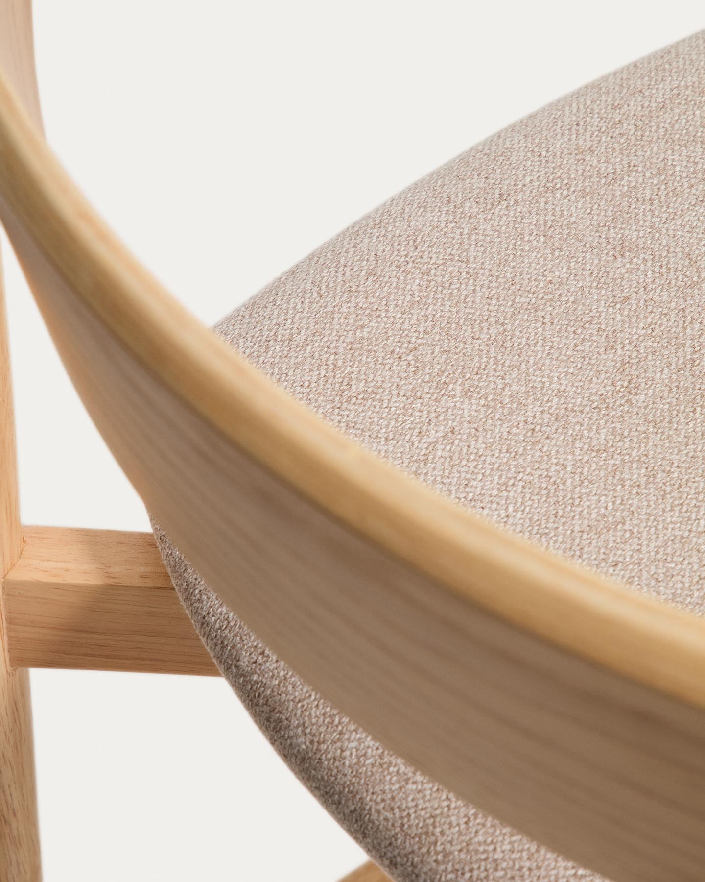 Hocker Evera mit Rückenlehne aus Eichenfurnier mit naturfarbenem Finish und beiger Chenille, 65 cm in Braun präsentiert im Onlineshop von KAQTU Design AG. Barhocker ist von Kave Home