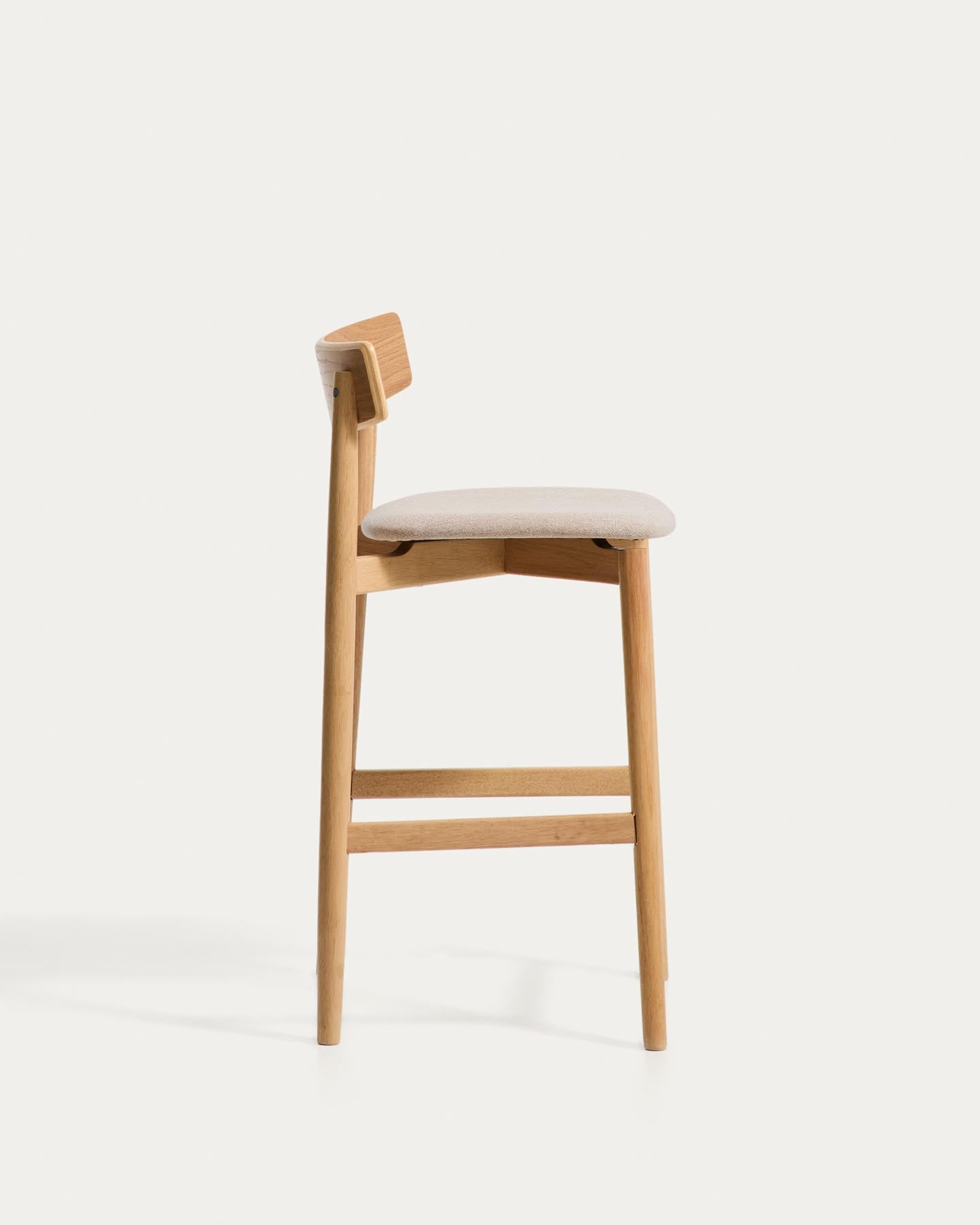Hocker Evera mit Rückenlehne aus Eichenfurnier mit naturfarbenem Finish und beiger Chenille, 65 cm in Braun präsentiert im Onlineshop von KAQTU Design AG. Barhocker ist von Kave Home