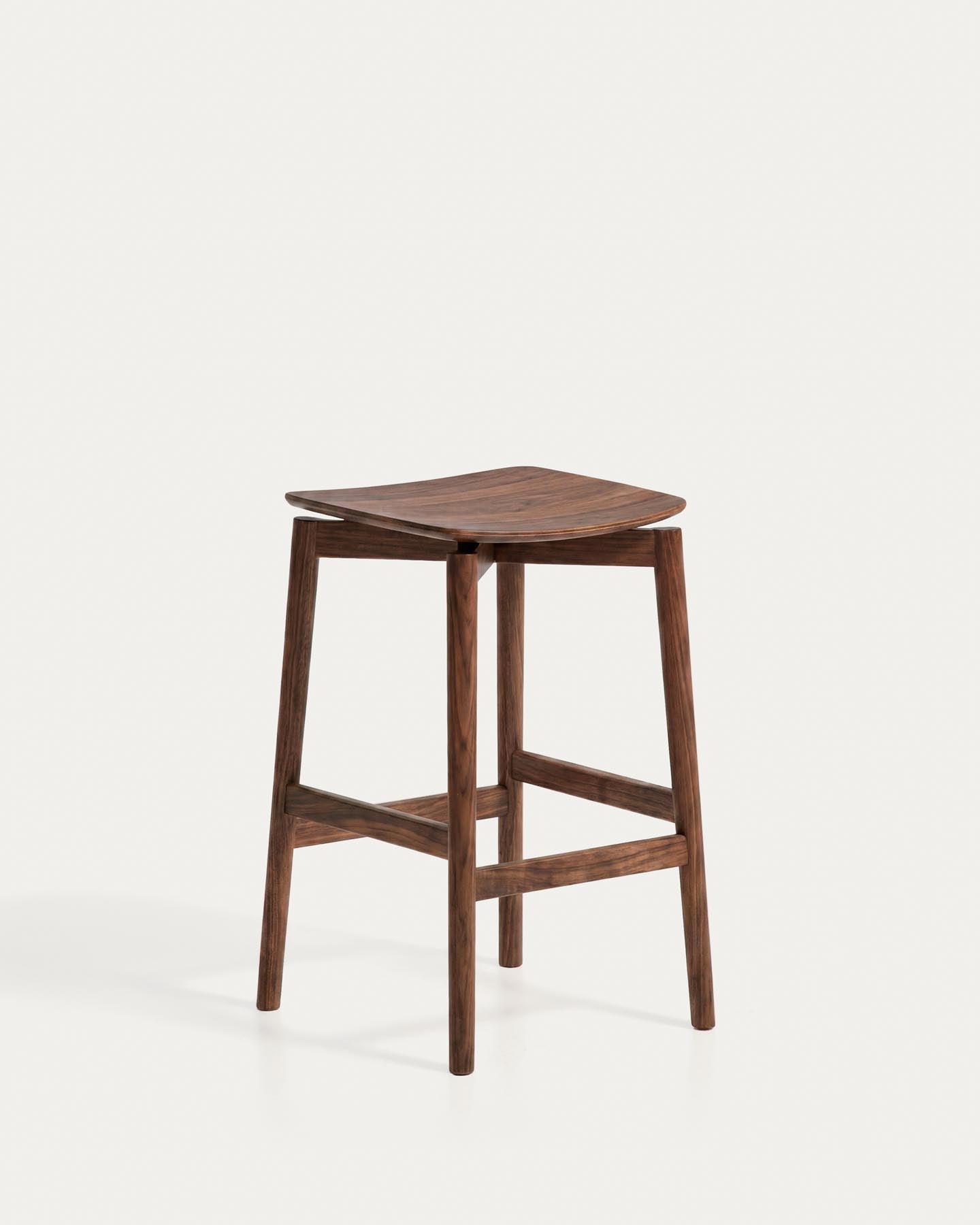 Hocker Evera aus Eichenfurnier mit Nussbaumfinish, 65 cm in Beige präsentiert im Onlineshop von KAQTU Design AG. Barhocker ist von Kave Home
