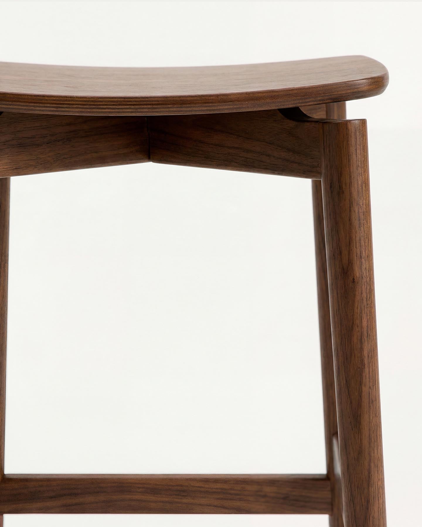 Hocker Evera aus Eichenfurnier mit Nussbaumfinish, 65 cm in Beige präsentiert im Onlineshop von KAQTU Design AG. Barhocker ist von Kave Home