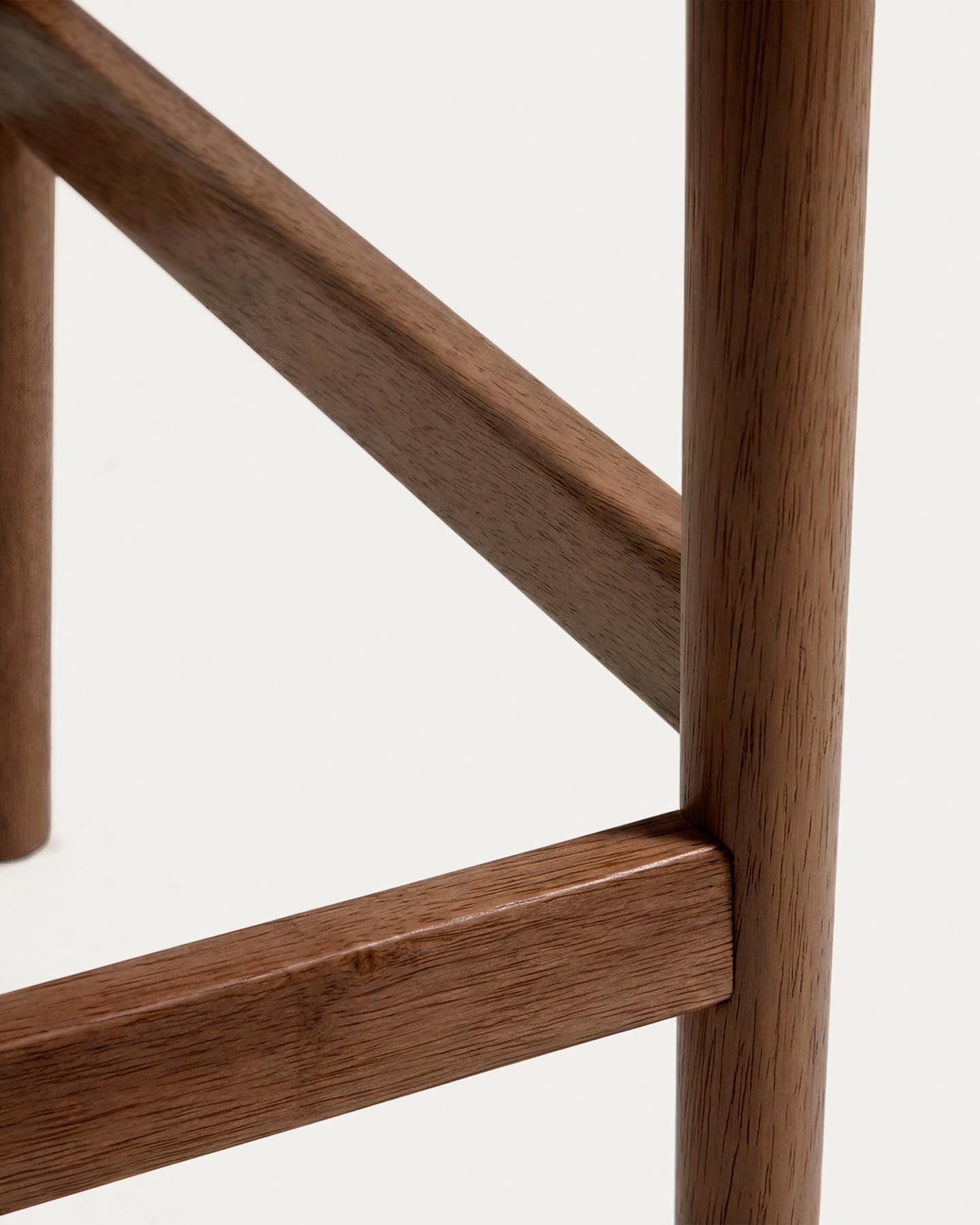 Hocker Evera aus Eichenfurnier mit Nussbaumfinish, 65 cm in Beige präsentiert im Onlineshop von KAQTU Design AG. Barhocker ist von Kave Home