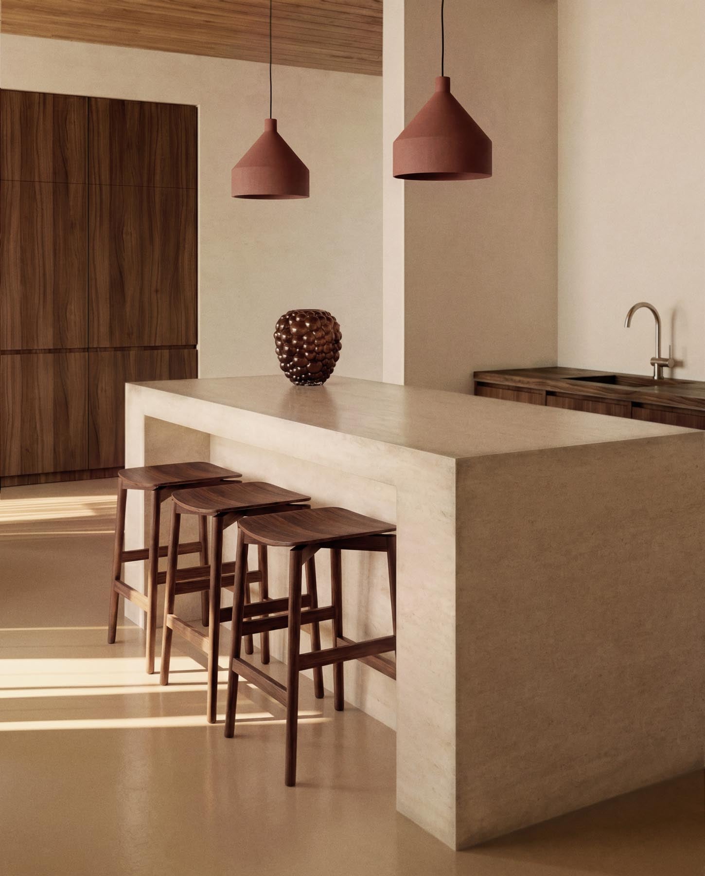 Hocker Evera aus Eichenfurnier mit Nussbaumfinish, 65 cm in Beige präsentiert im Onlineshop von KAQTU Design AG. Barhocker ist von Kave Home