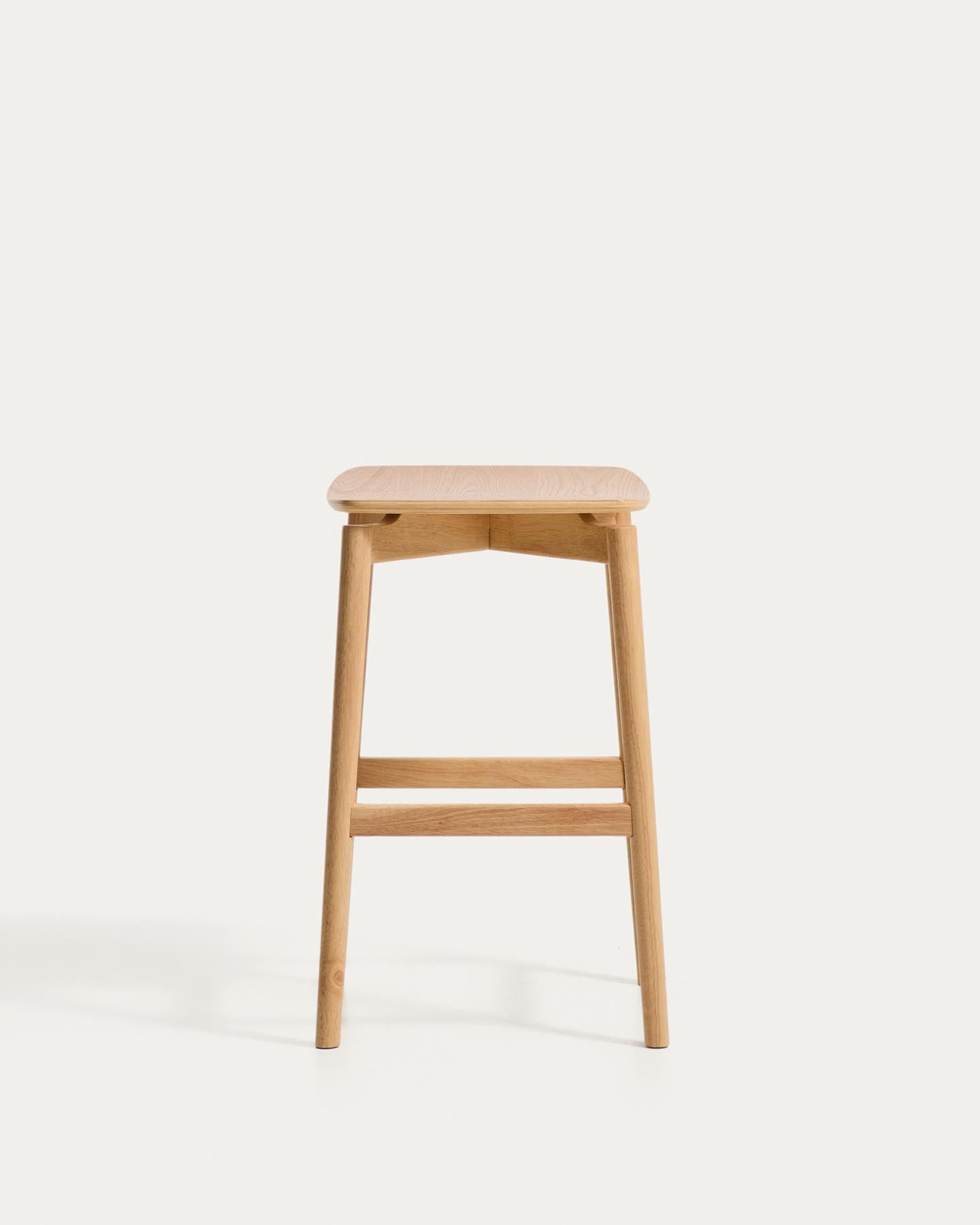 Hocker Evera aus Eichenfurnier mit naturfarbenem Finish, 65 cm  in Beige präsentiert im Onlineshop von KAQTU Design AG. Barhocker ist von Kave Home