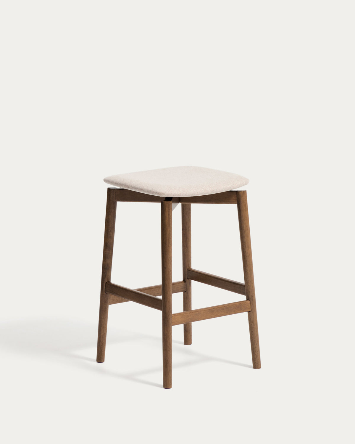 Hocker Evera aus Eichenfurnier mit Nussbaumfinish und brauner Chenille, 65 cm in Braun präsentiert im Onlineshop von KAQTU Design AG. Barhocker ist von Kave Home