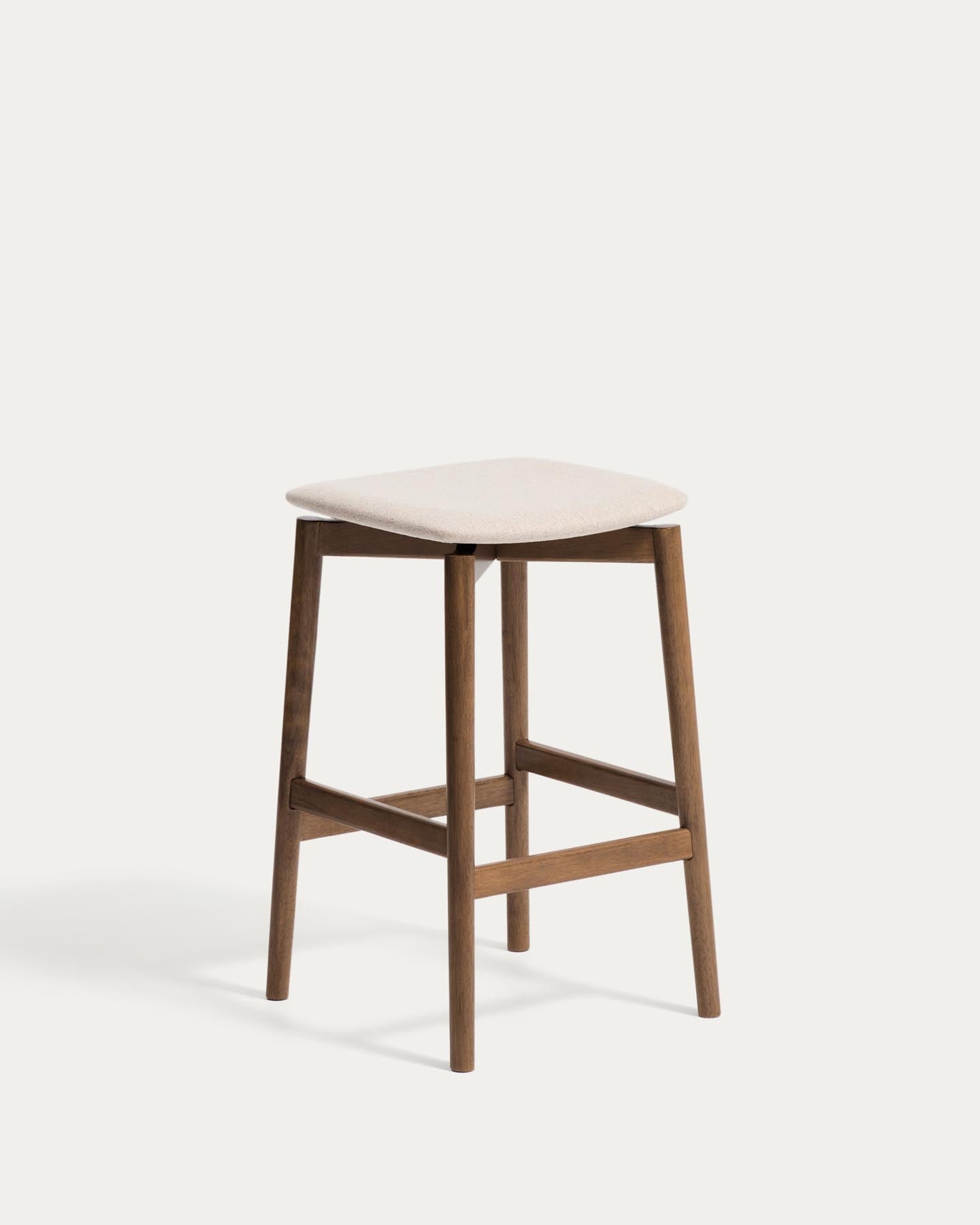 Hocker Evera aus Eichenfurnier mit Nussbaumfinish und brauner Chenille, 65 cm in Braun präsentiert im Onlineshop von KAQTU Design AG. Barhocker ist von Kave Home