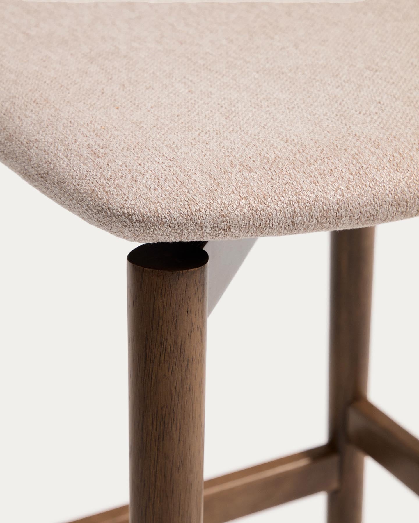 Hocker Evera aus Eichenfurnier mit Nussbaumfinish und brauner Chenille, 65 cm in Braun präsentiert im Onlineshop von KAQTU Design AG. Barhocker ist von Kave Home