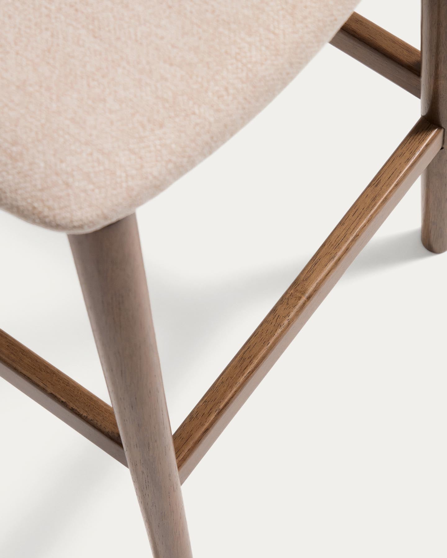 Hocker Evera aus Eichenfurnier mit Nussbaumfinish und brauner Chenille, 65 cm in Braun präsentiert im Onlineshop von KAQTU Design AG. Barhocker ist von Kave Home