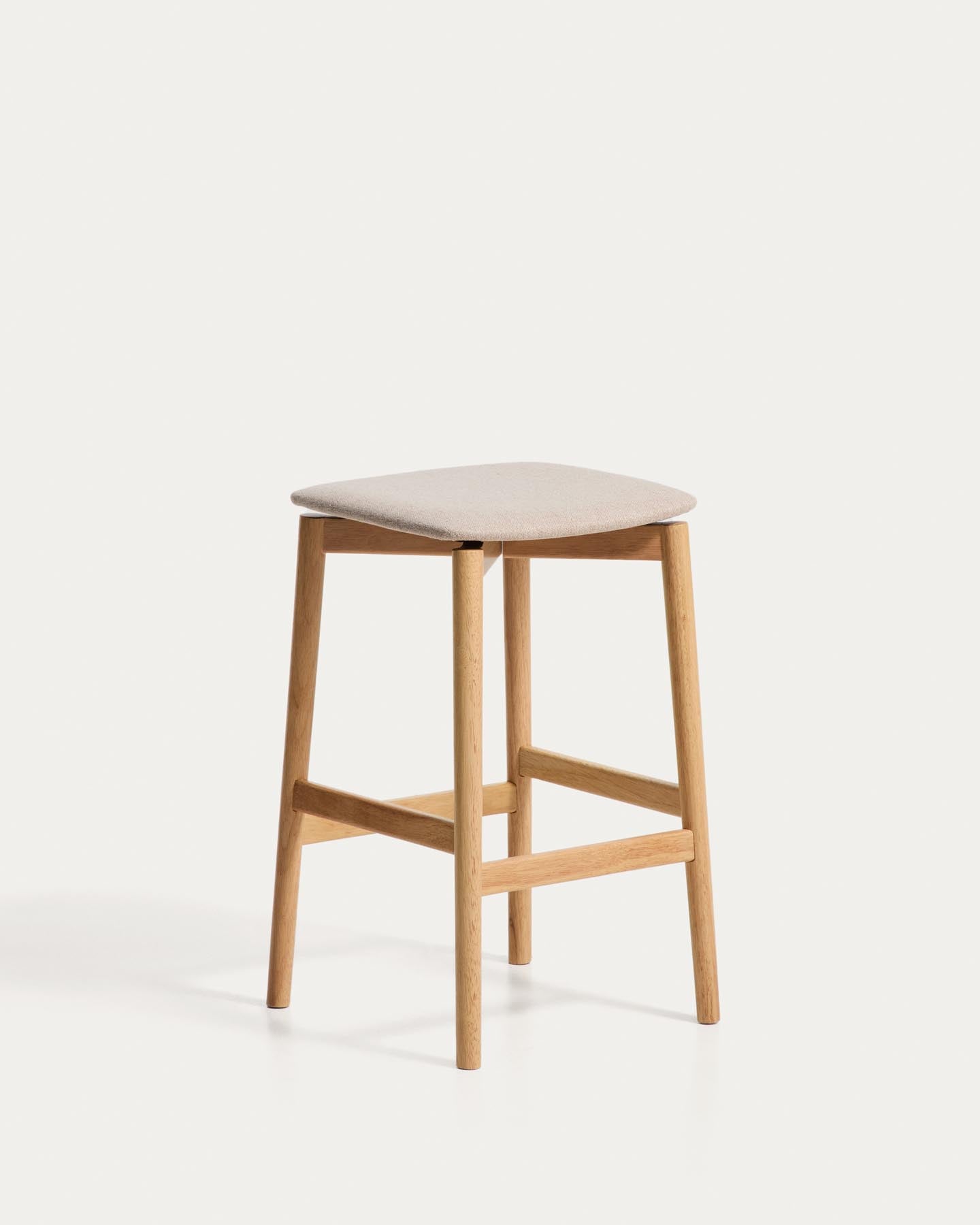 Hocker Evera aus Eichenfurnier mit naturfarbenem Finish und beiger Chenille, 65 cm in Beige präsentiert im Onlineshop von KAQTU Design AG. Barhocker ist von Kave Home