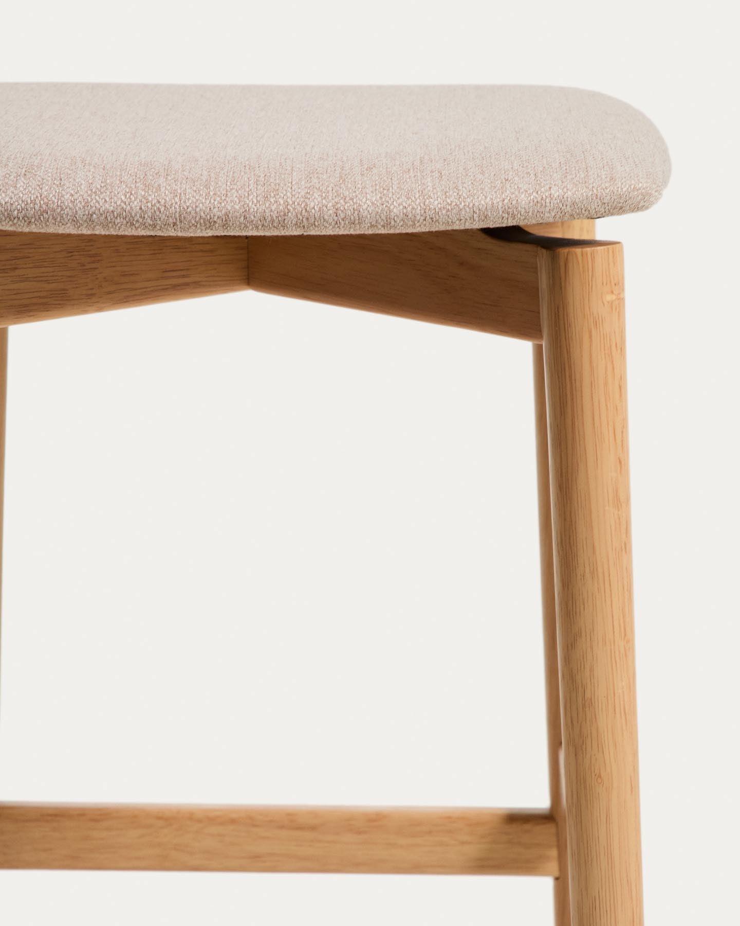 Hocker Evera aus Eichenfurnier mit naturfarbenem Finish und beiger Chenille, 65 cm in Beige präsentiert im Onlineshop von KAQTU Design AG. Barhocker ist von Kave Home