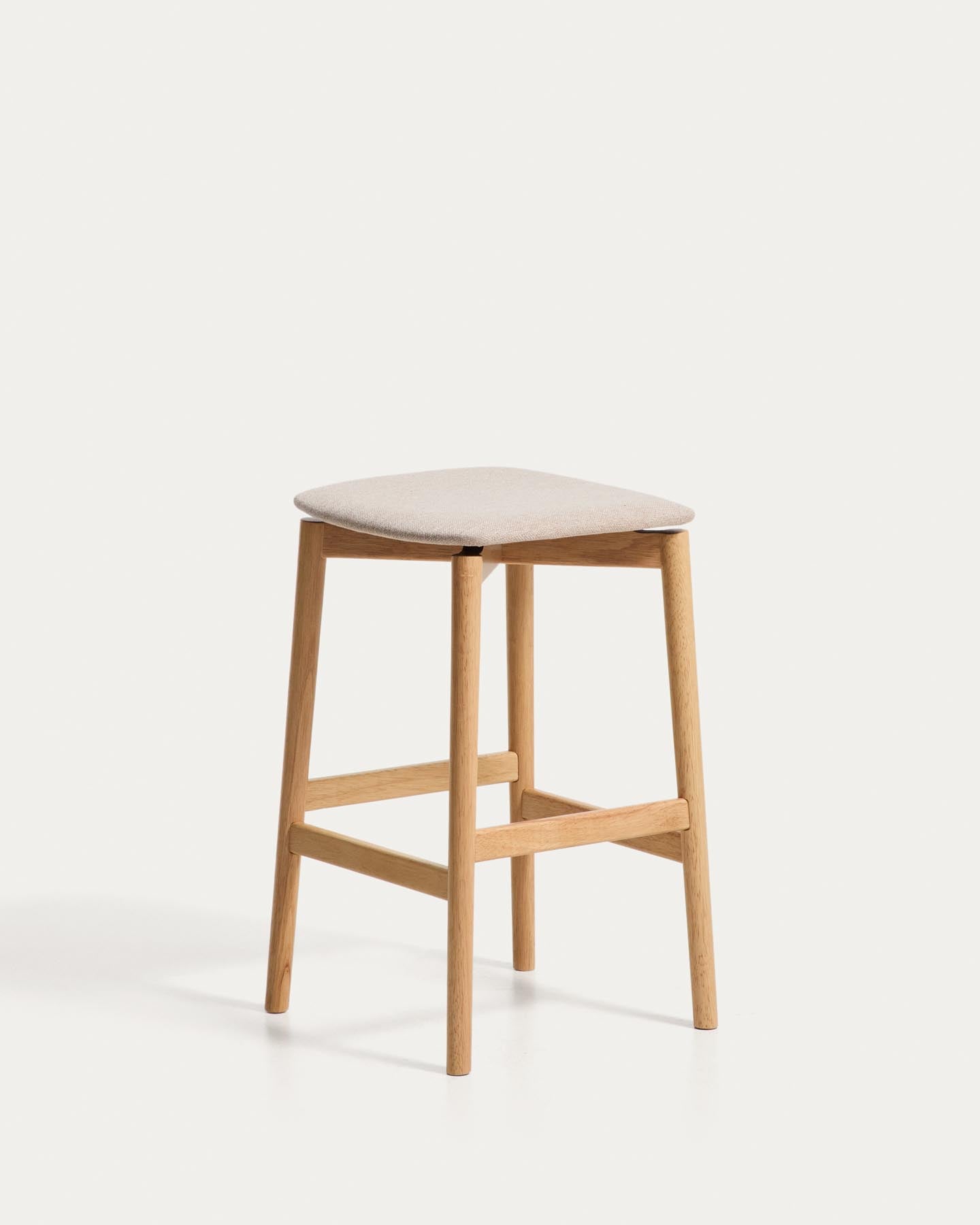 Hocker Evera aus Eichenfurnier mit naturfarbenem Finish und beiger Chenille, 65 cm in Beige präsentiert im Onlineshop von KAQTU Design AG. Barhocker ist von Kave Home