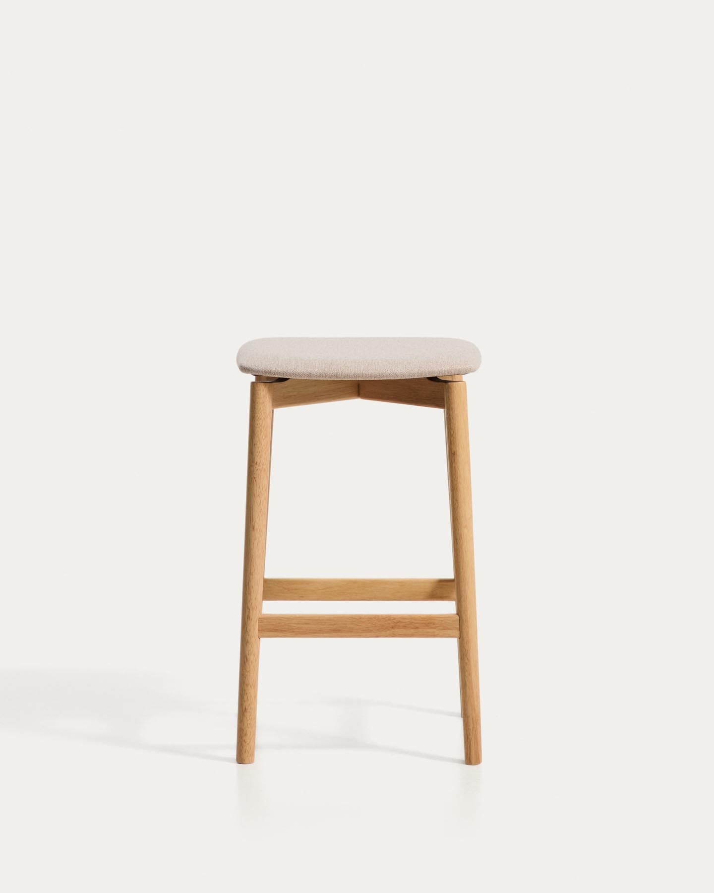 Hocker Evera aus Eichenfurnier mit naturfarbenem Finish und beiger Chenille, 65 cm in Beige präsentiert im Onlineshop von KAQTU Design AG. Barhocker ist von Kave Home
