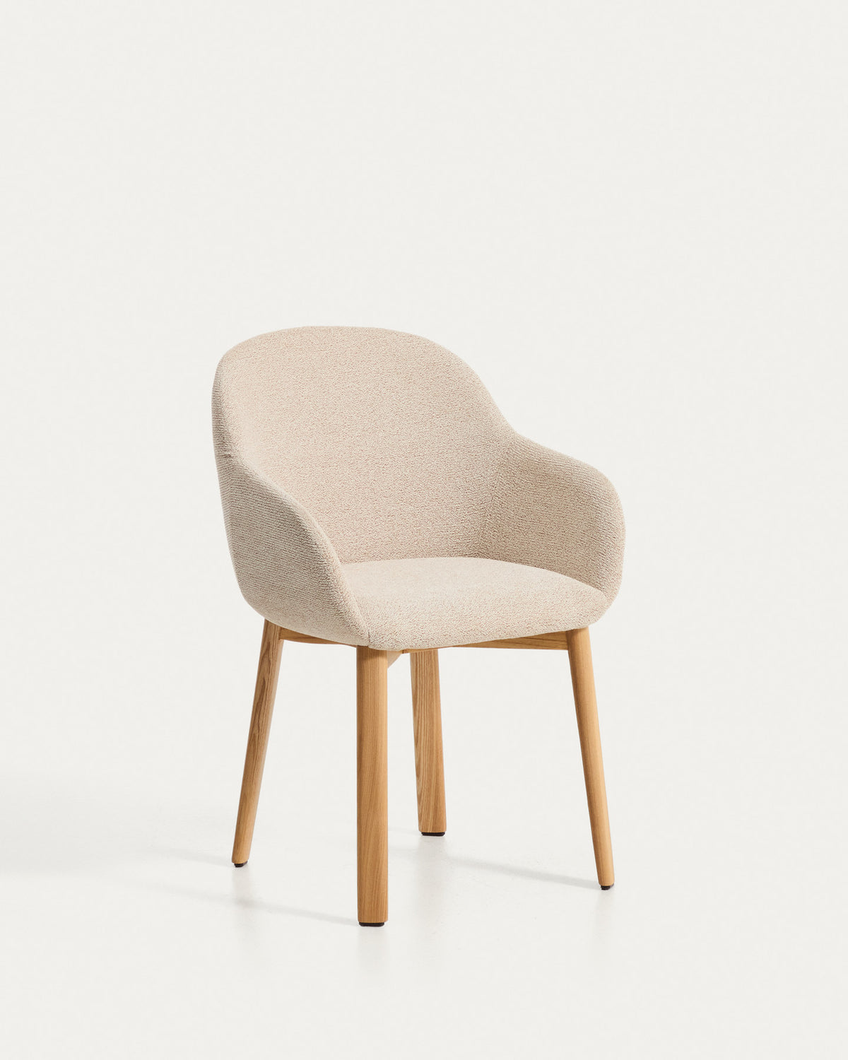 Armlehnenstuhl Meila mit beiger Chenille und Beinen aus massivem Eschenholz mit naturfarbenem Finish in Beige präsentiert im Onlineshop von KAQTU Design AG. Stuhl mit Armlehne ist von Kave Home