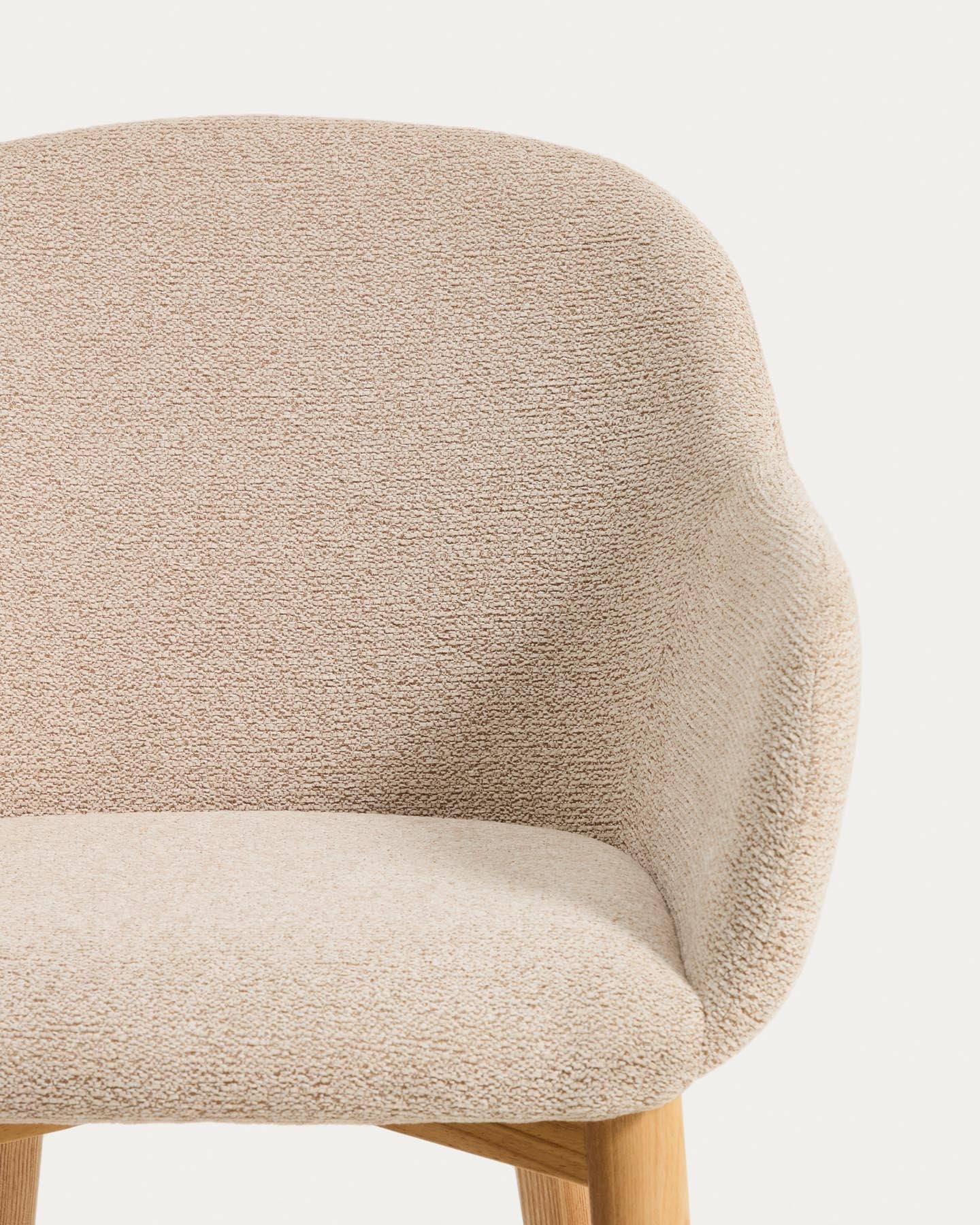 Armlehnenstuhl Meila mit beiger Chenille und Beinen aus massivem Eschenholz mit naturfarbenem Finish  in Beige präsentiert im Onlineshop von KAQTU Design AG. Stuhl mit Armlehne ist von Kave Home
