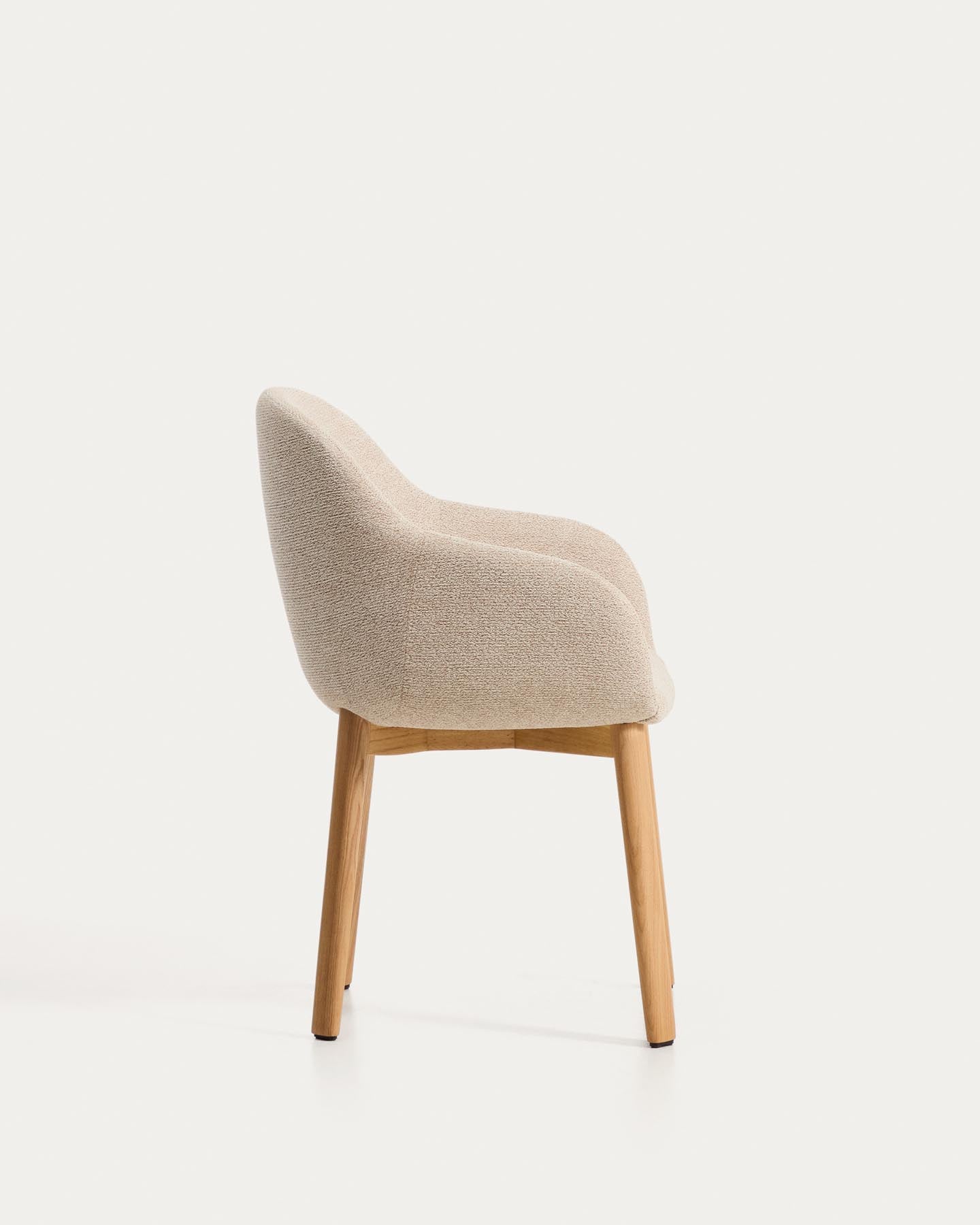 Armlehnenstuhl Meila mit beiger Chenille und Beinen aus massivem Eschenholz mit naturfarbenem Finish  in Beige präsentiert im Onlineshop von KAQTU Design AG. Stuhl mit Armlehne ist von Kave Home