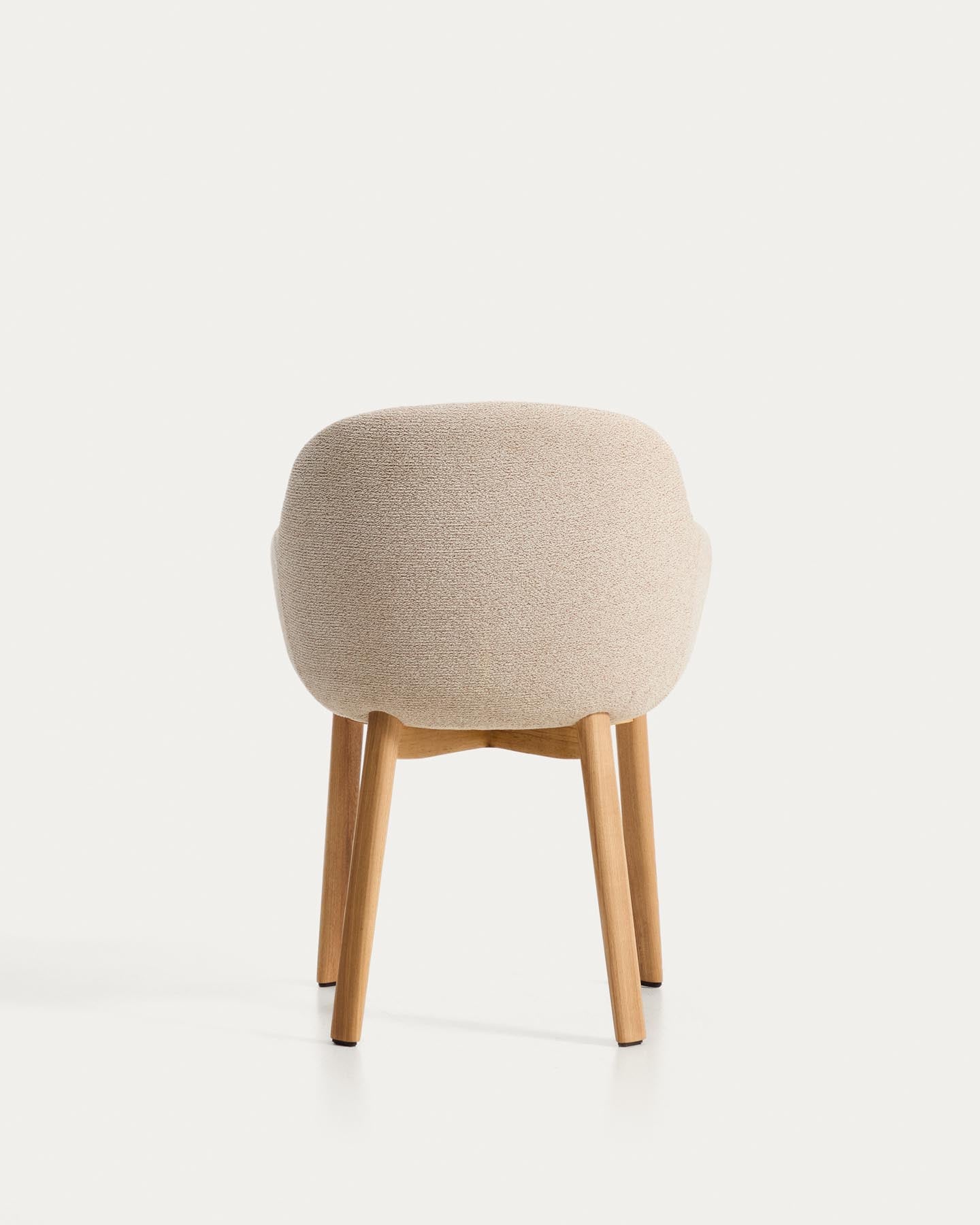 Armlehnenstuhl Meila mit beiger Chenille und Beinen aus massivem Eschenholz mit naturfarbenem Finish  in Beige präsentiert im Onlineshop von KAQTU Design AG. Stuhl mit Armlehne ist von Kave Home
